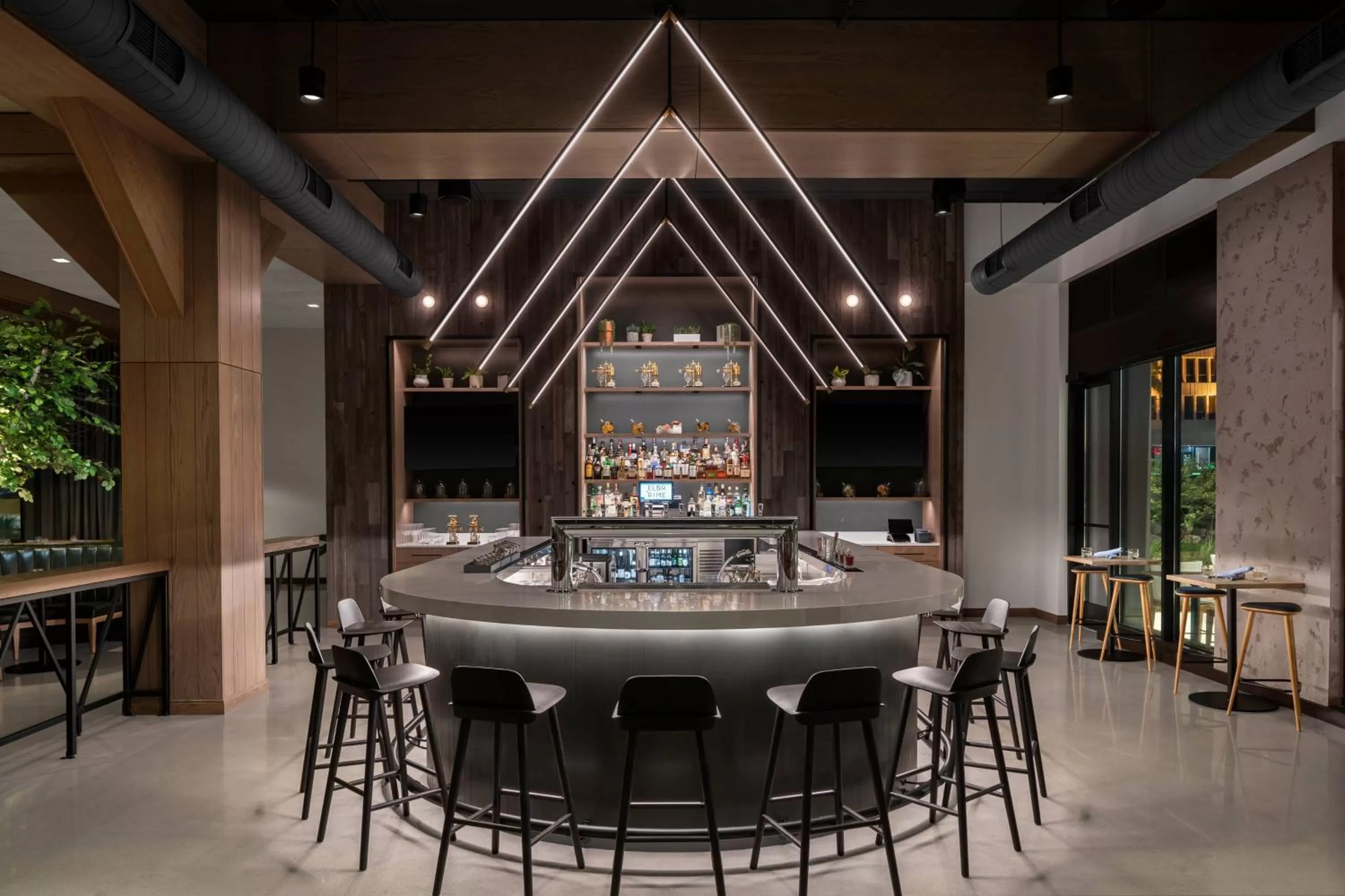 Lounge or bar in Renaissance Milwaukee West Hotel