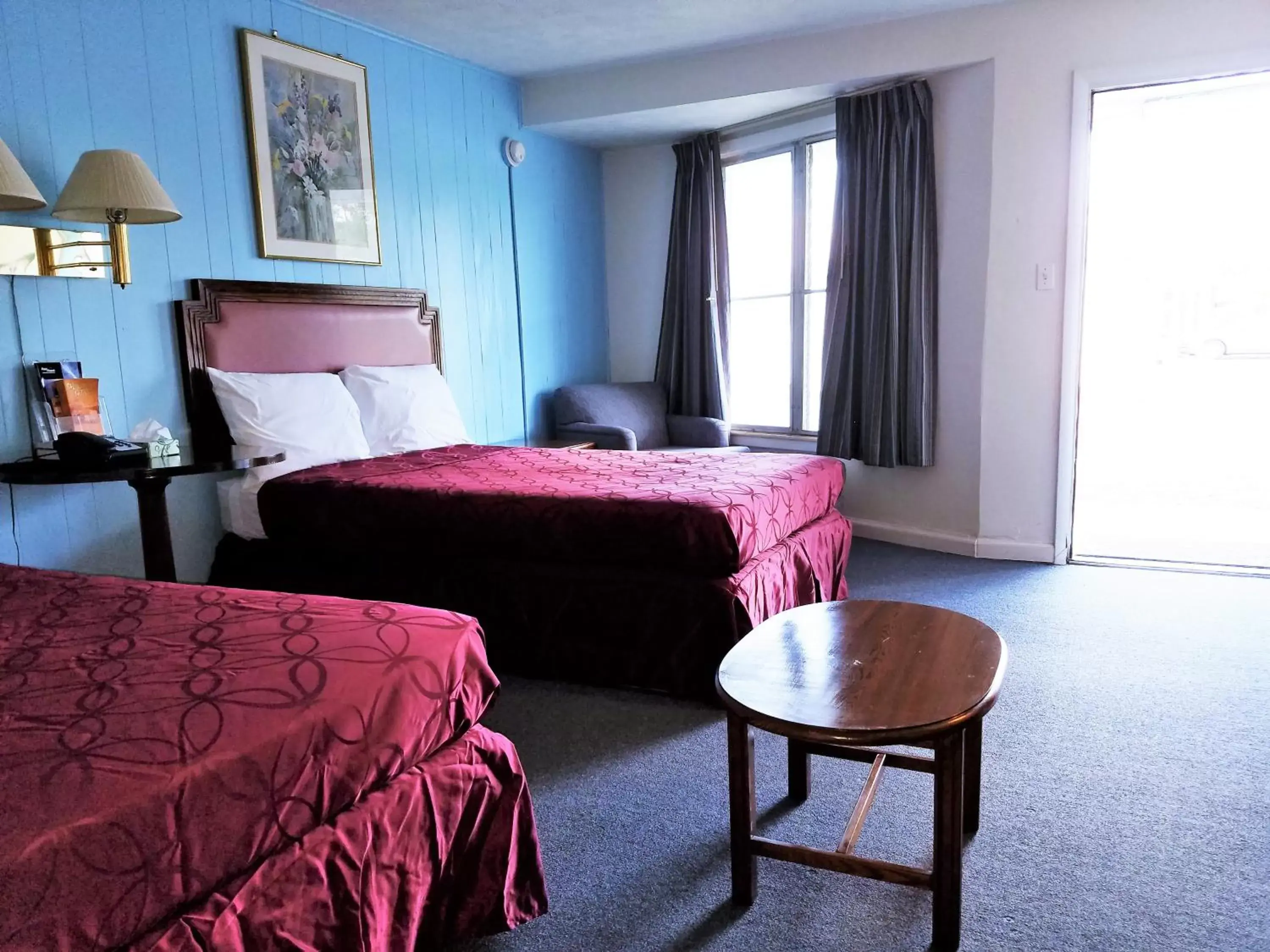 Photo of the whole room, Bed in Royal Inn Motel