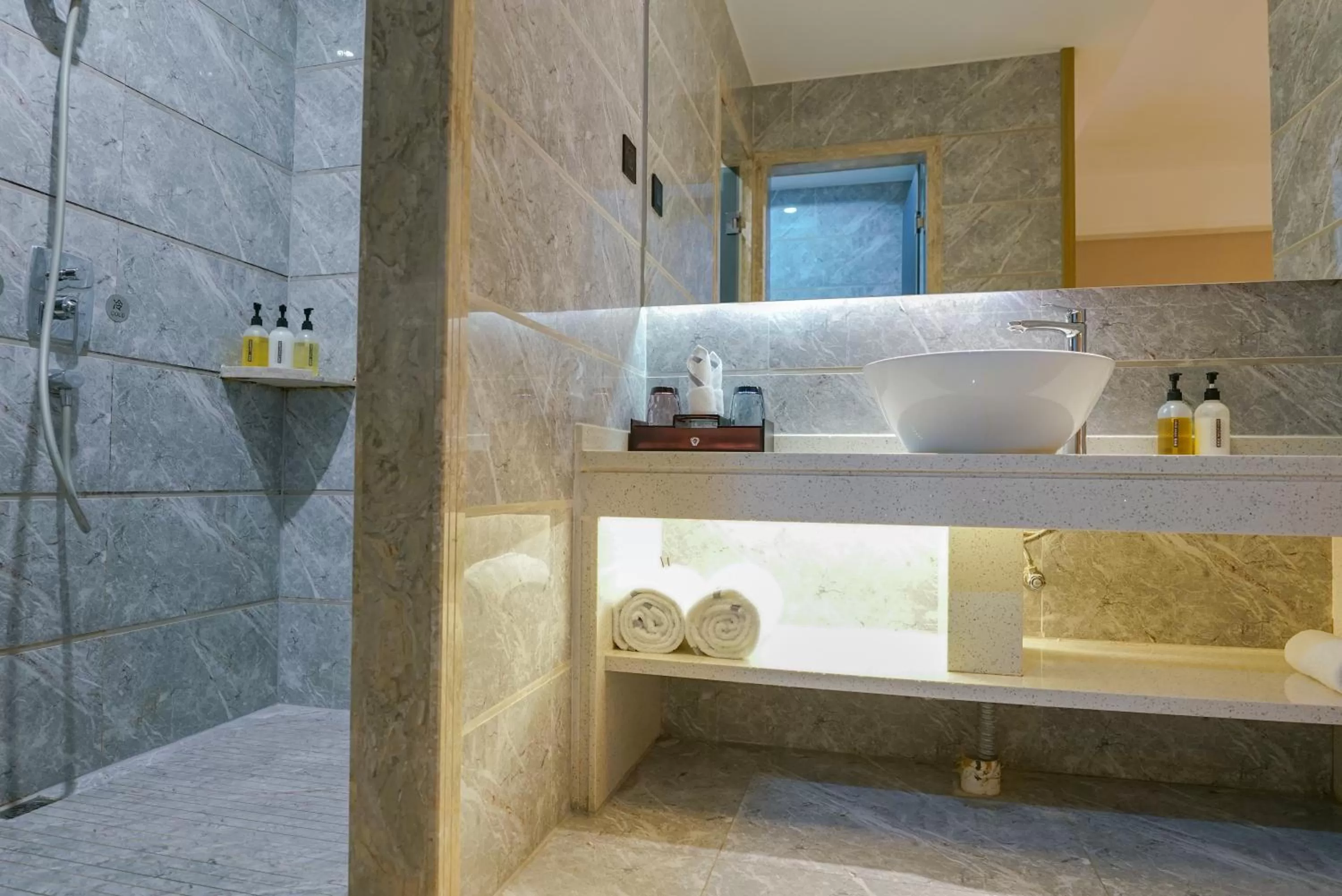 Bathroom in Paco Hotel Tiyuxilu Metro Guangzhou-Free Shuttle Bus fir Canton Fair