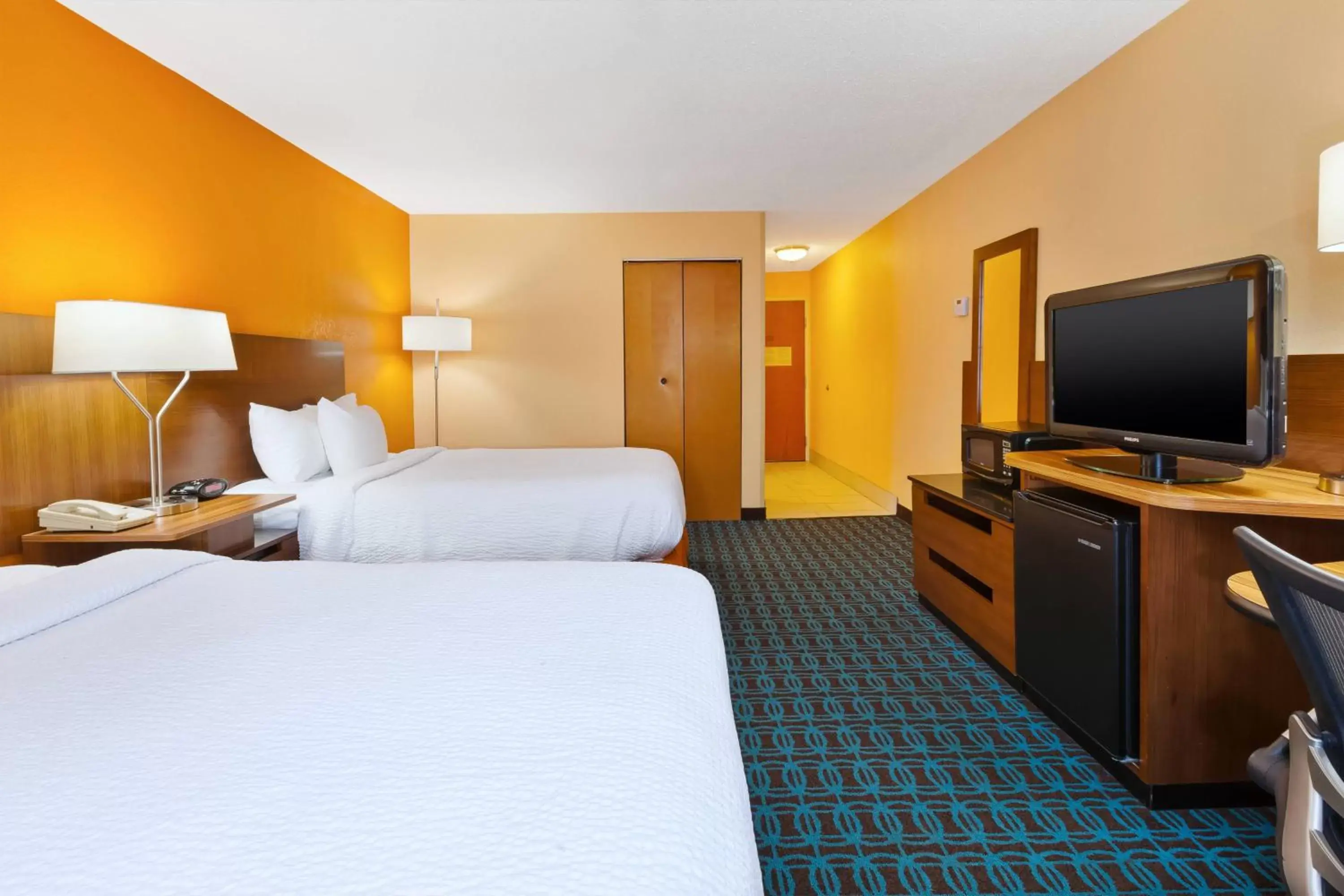 Photo of the whole room, Bed in Fairfield Inn & Suites by Marriott Columbus East