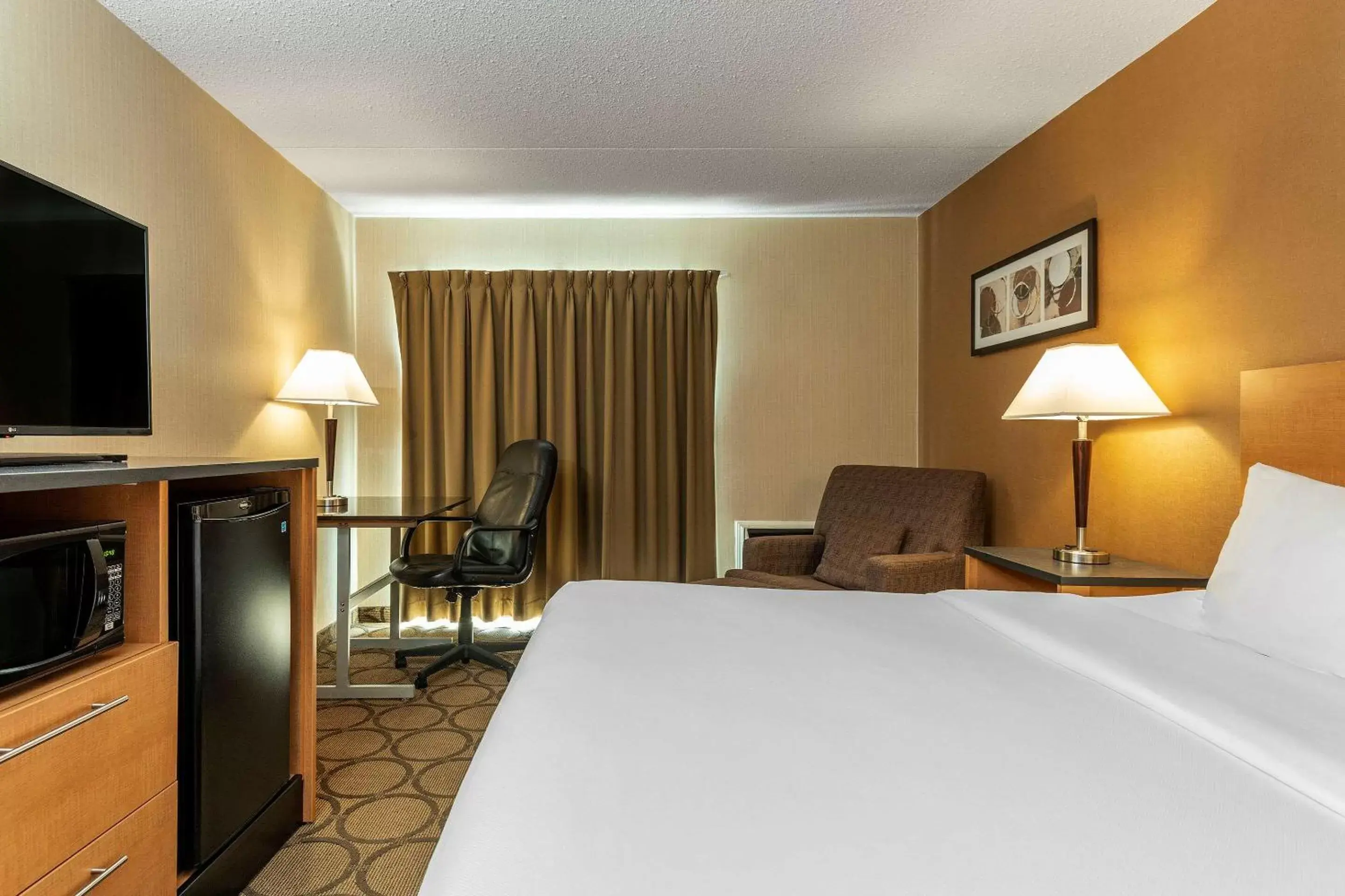 Photo of the whole room, Bed in Comfort Inn Edmonton West
