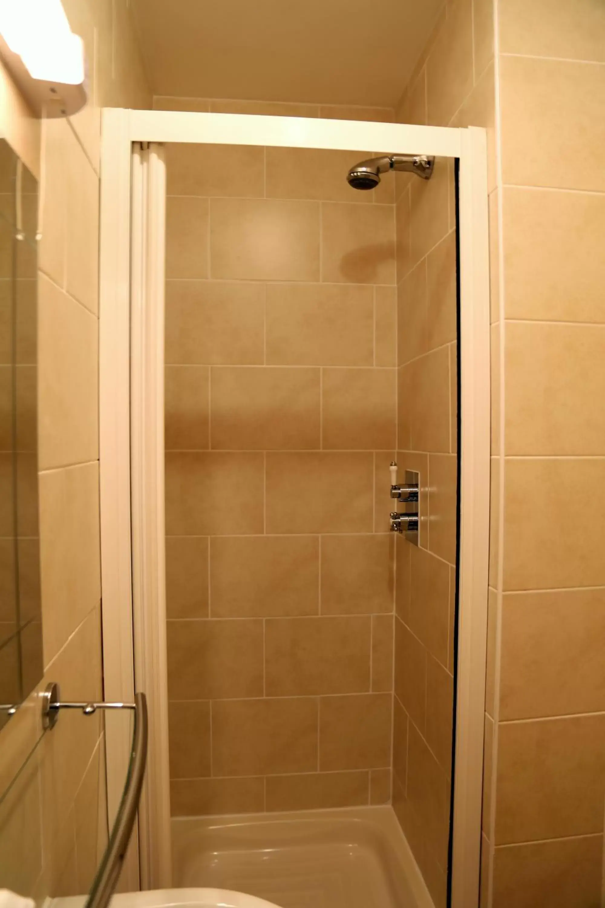 Shower, Bathroom in Keswick Park Hotel