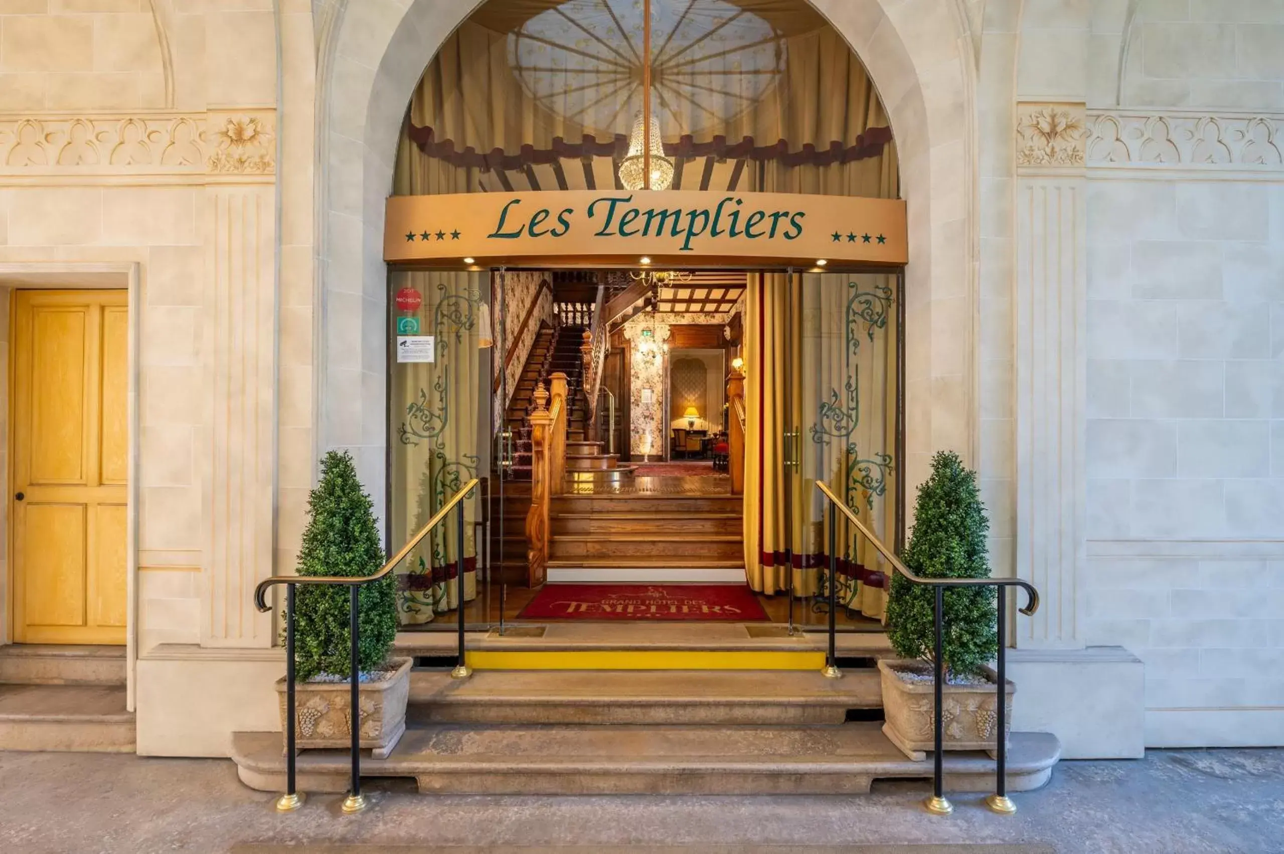 Facade/entrance in Grand Hôtel Des Templiers
