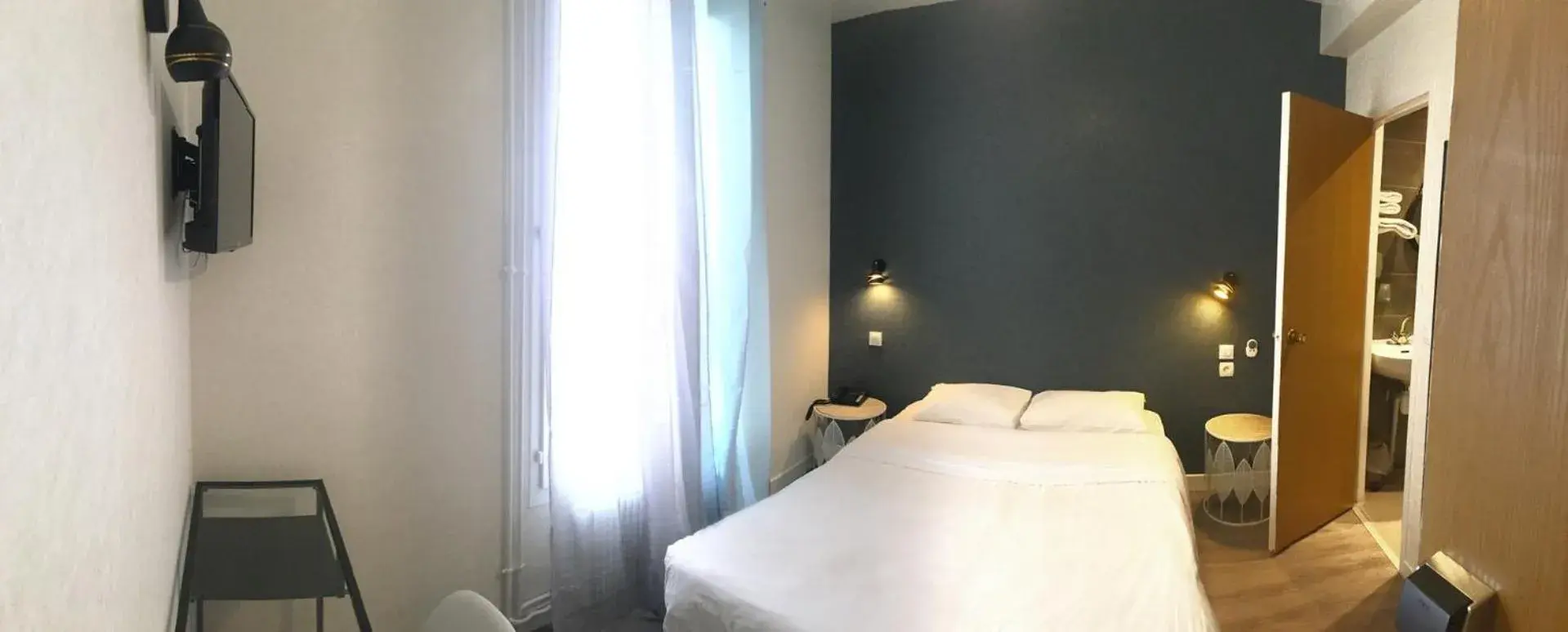 Photo of the whole room, Bed in Hôtel du Maine