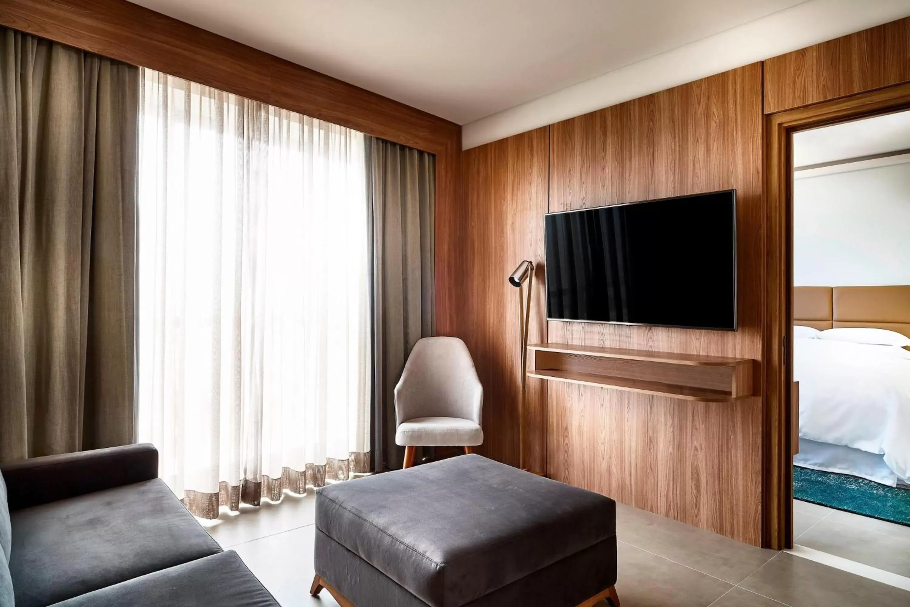 Bedroom, TV/Entertainment Center in Sheraton Santos Hotel