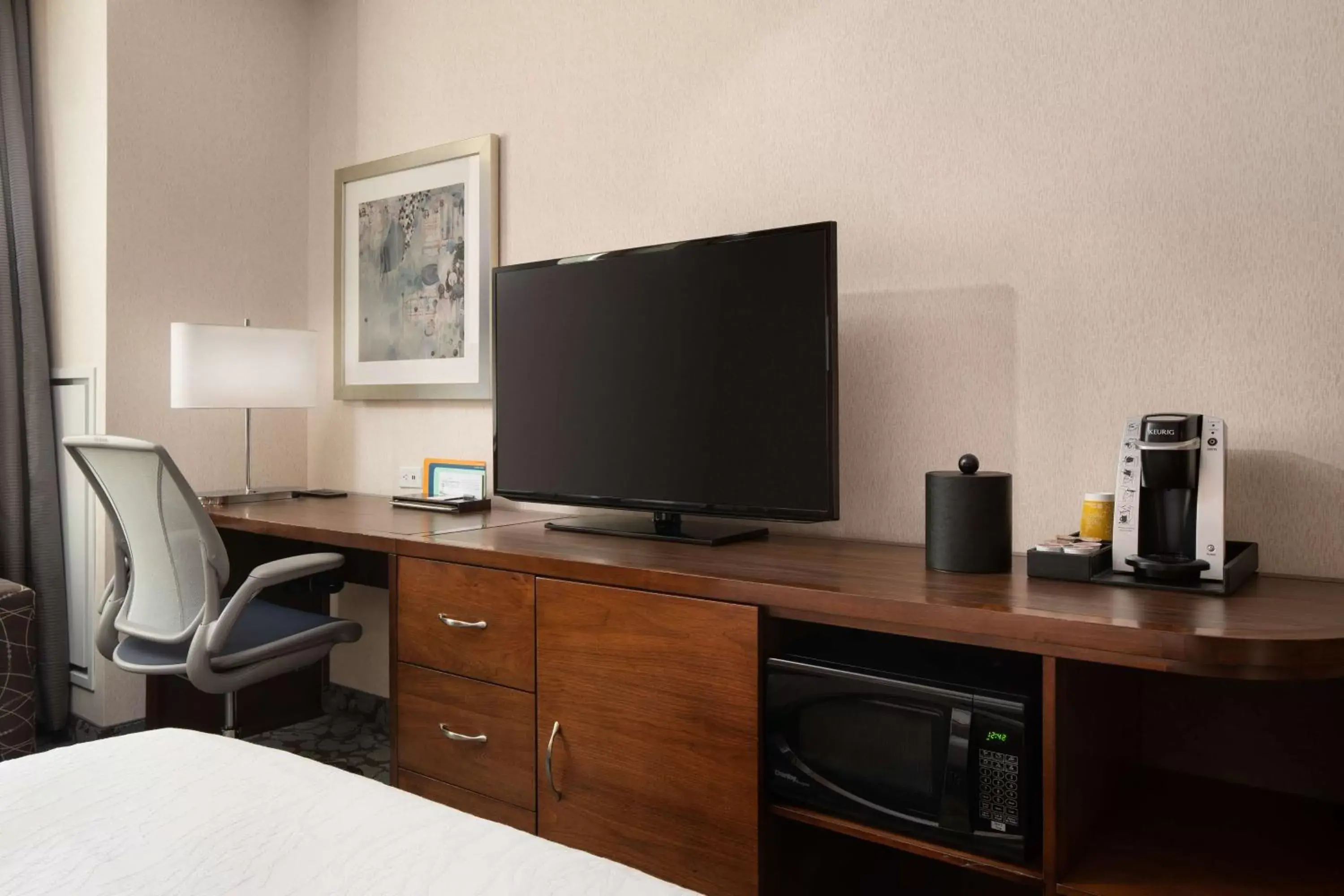 Bedroom, TV/Entertainment Center in Hilton Garden Inn Long Island City