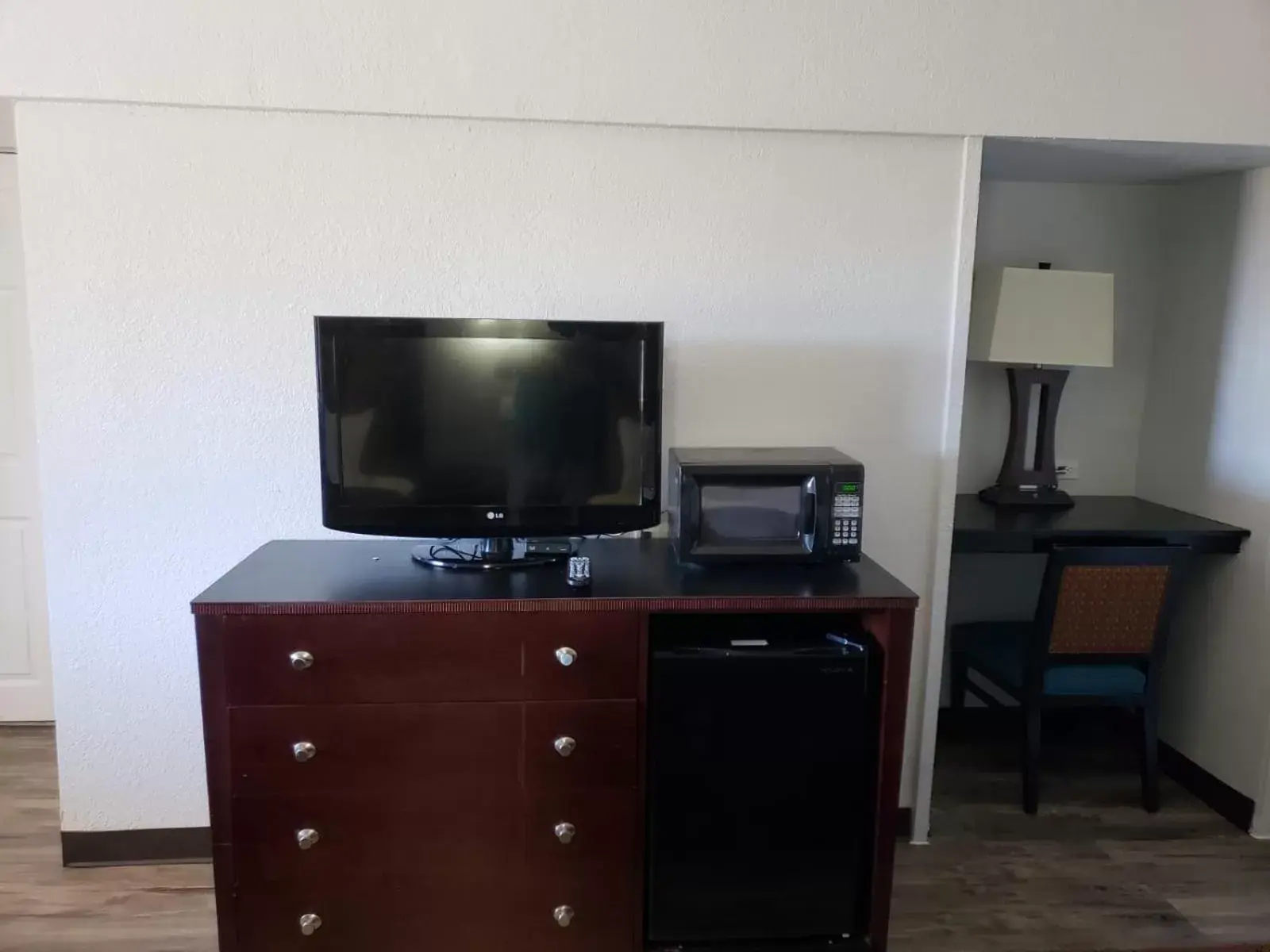 TV and multimedia, TV/Entertainment Center in Tarpon Inn