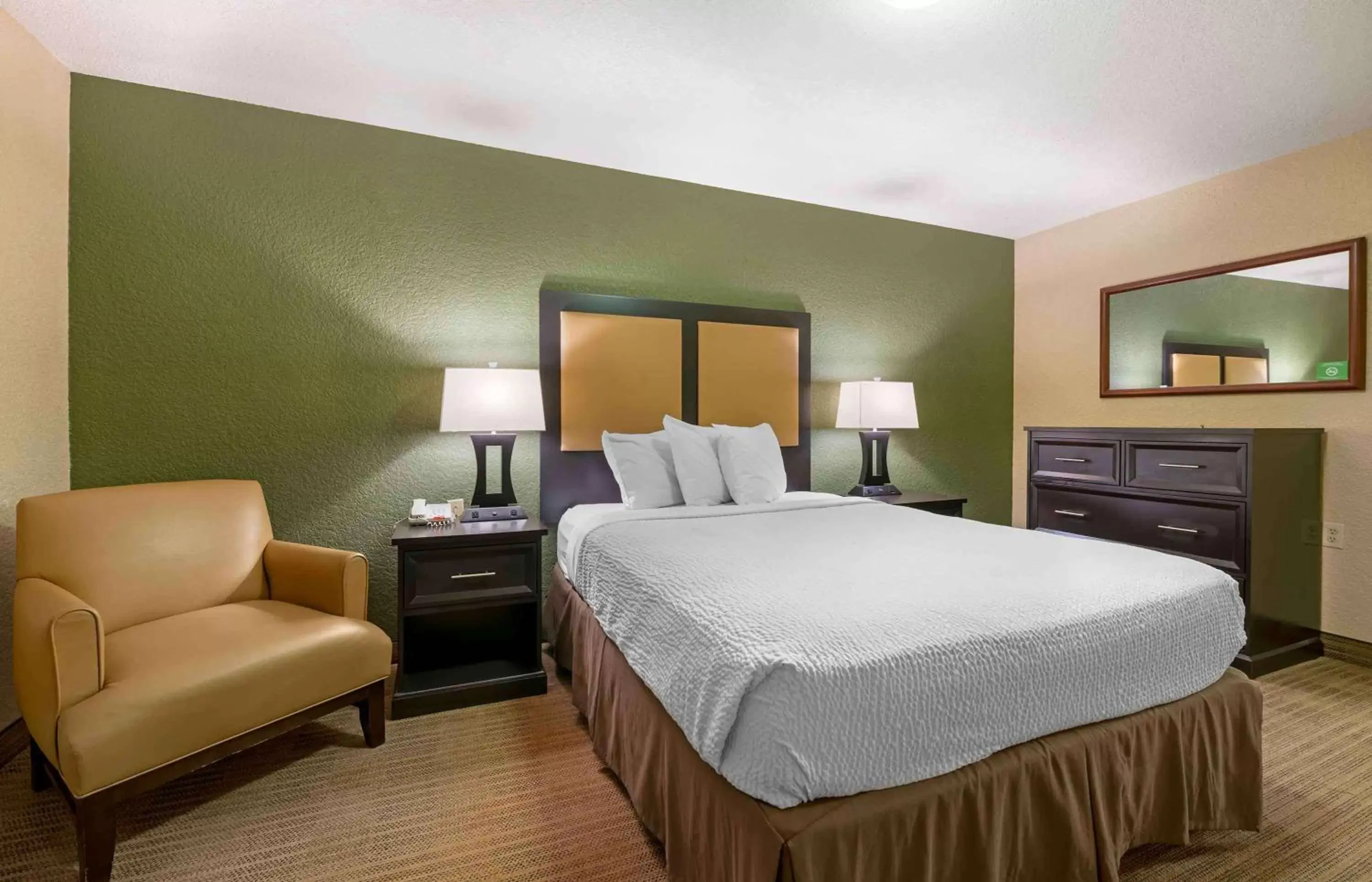 Bedroom, Bed in Extended Stay America Suites - Fort Wayne - North