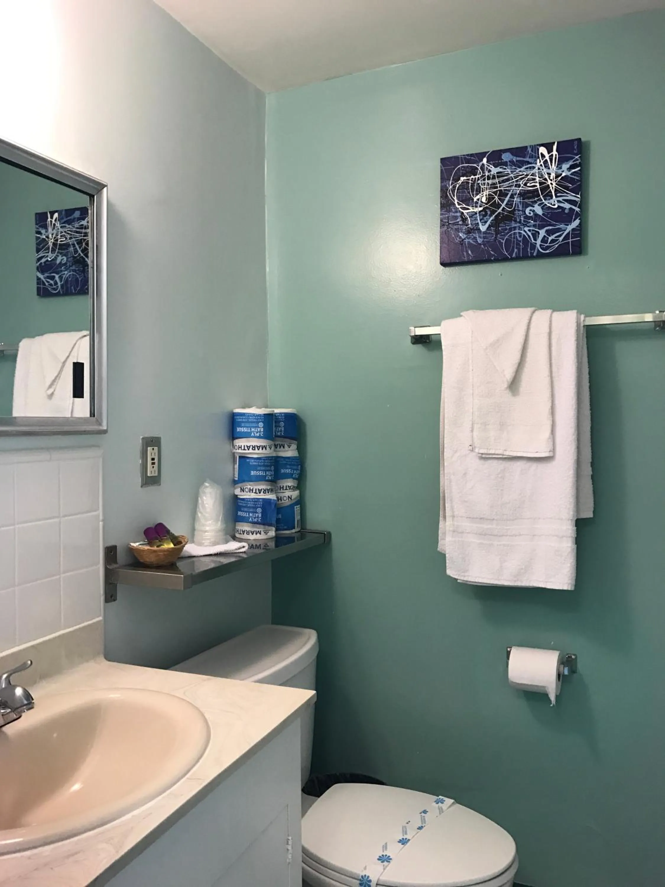 Bathroom in Banana Bungalow West Hollywood Hotel & Hostel