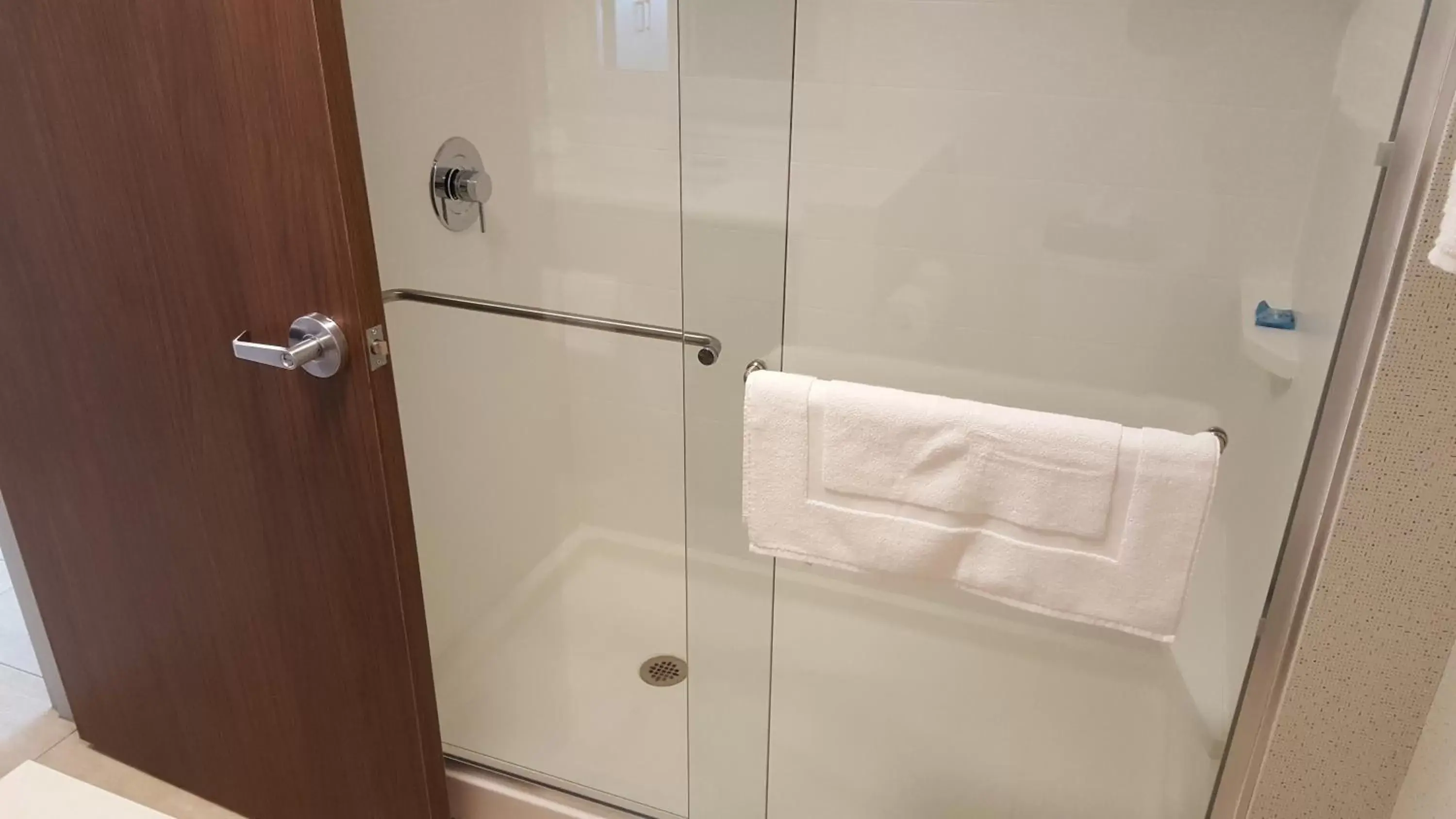 Standard King Room in Holiday Inn Express & Suites Oswego by IHG Standard King Room in Holiday Inn Express & Suites Oswego by IHG