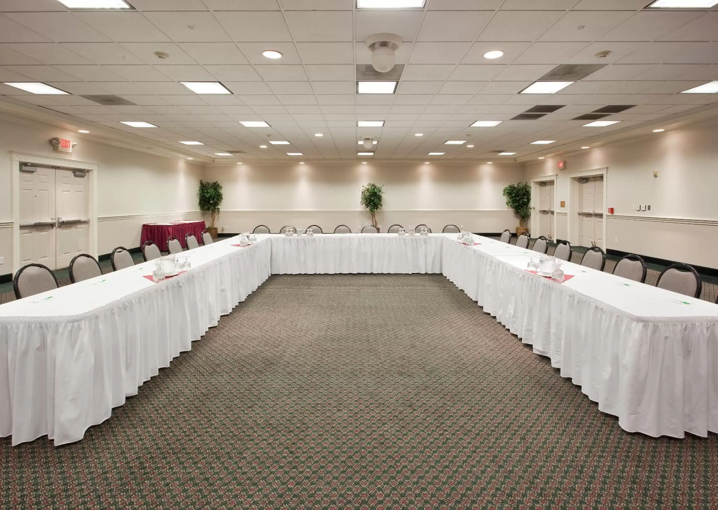 Meeting/conference room in Holiday Inn Redding, an IHG Hotel