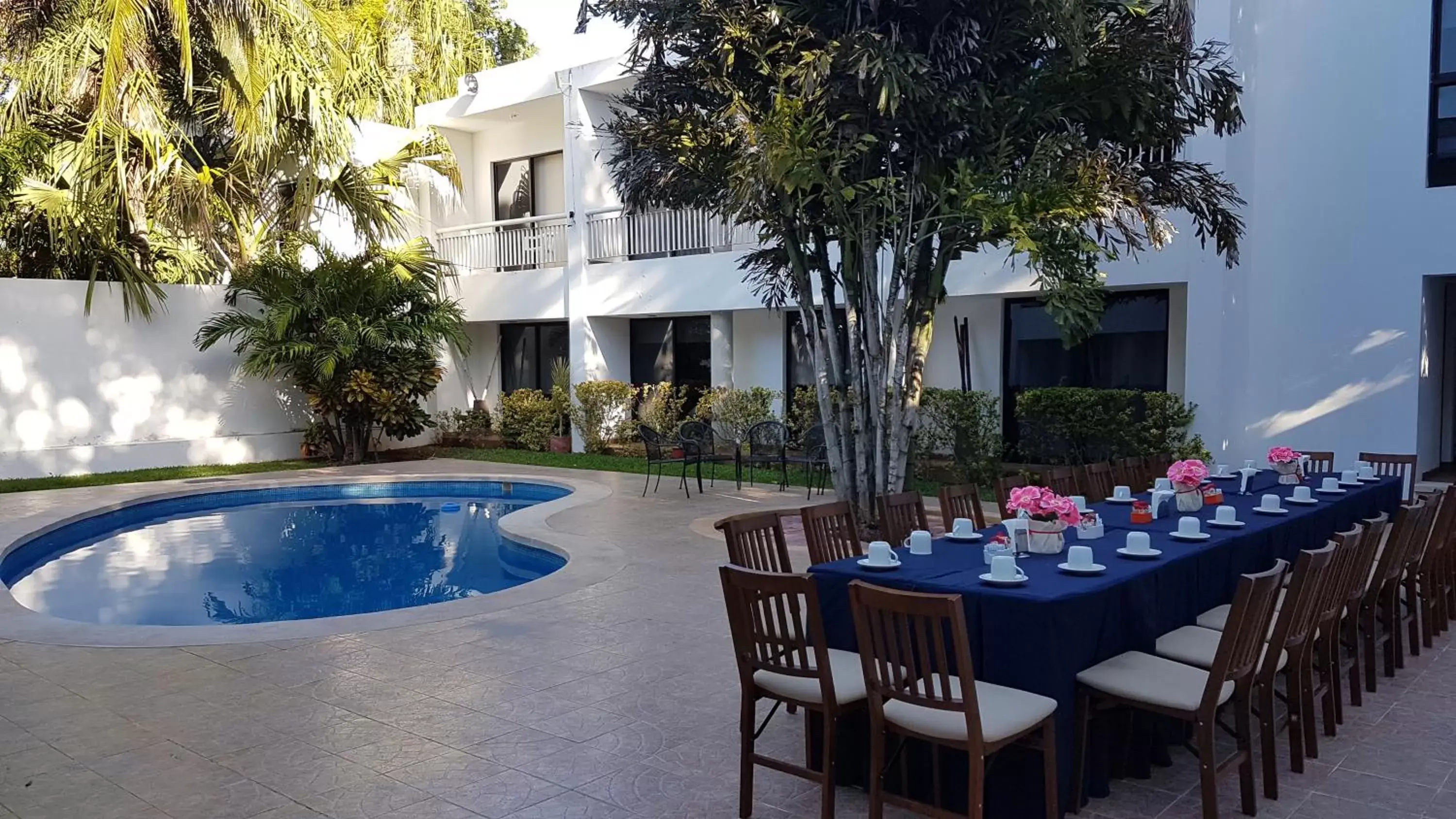 Swimming Pool in Hotel Holly