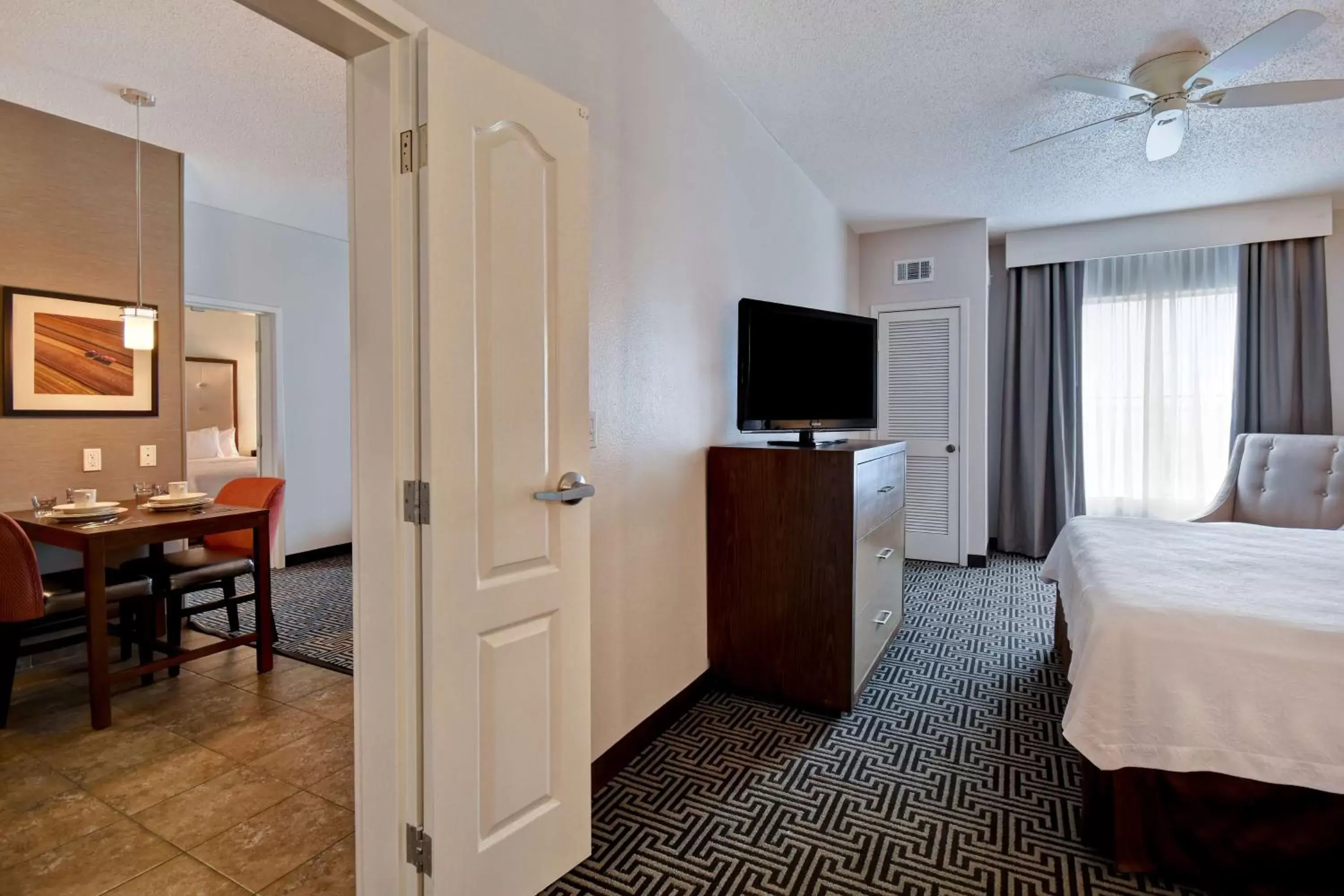 Bed, TV/Entertainment Center in Homewood Suites By Hilton HOU Intercontinental Airport