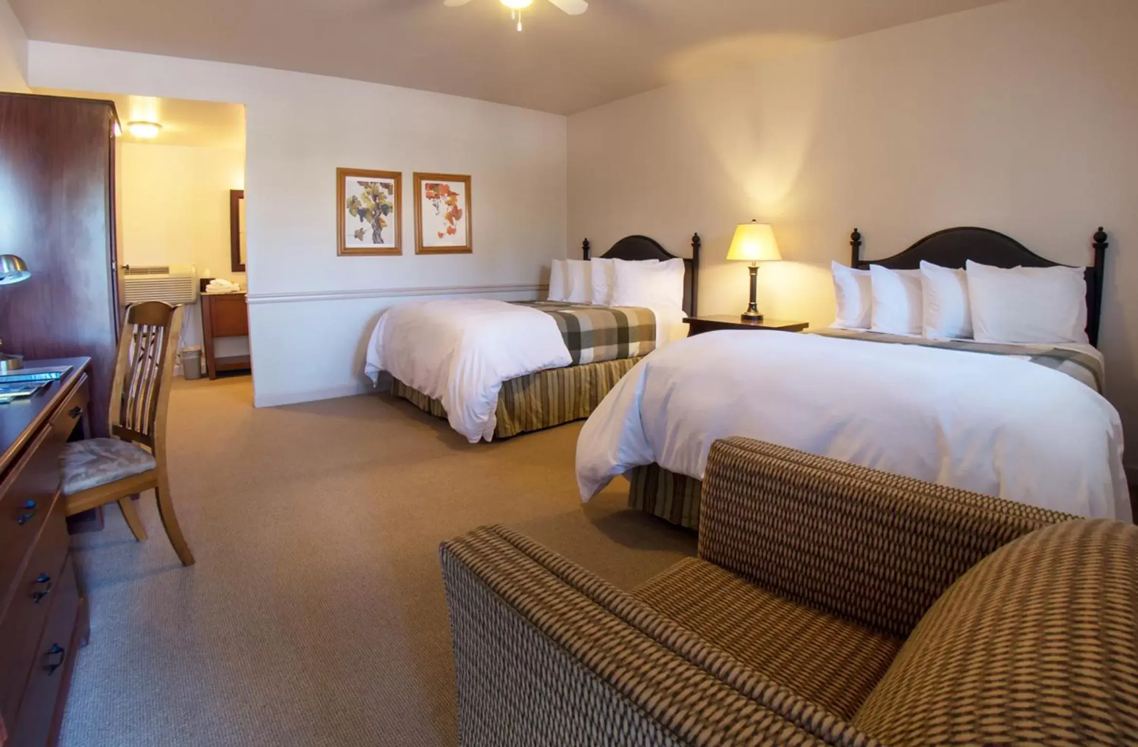 Queen Room with Two Queen Beds - single occupancy in Wine Country Inn Queen Room with Two Queen Beds - single occupancy in Wine Country Inn