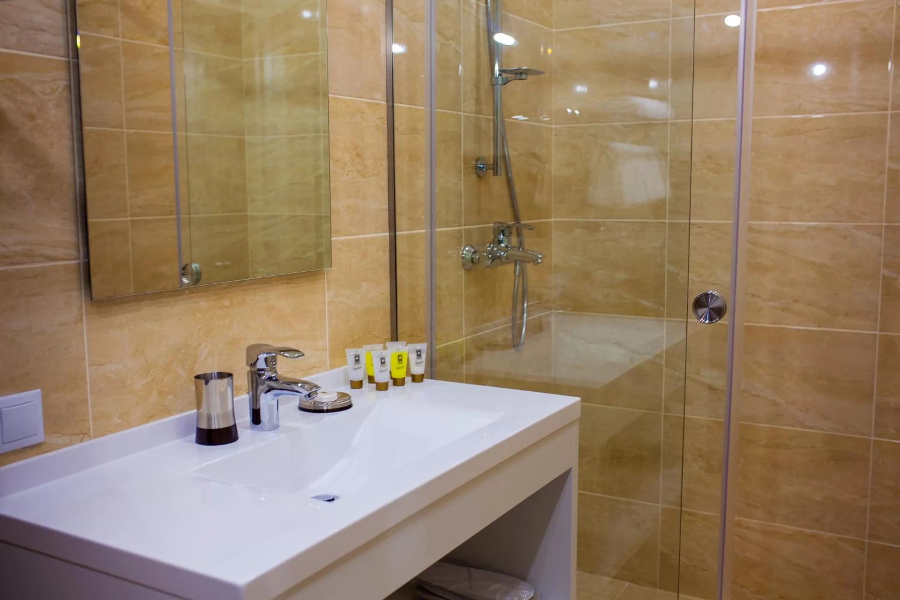 Shower in Familion ApartHotel