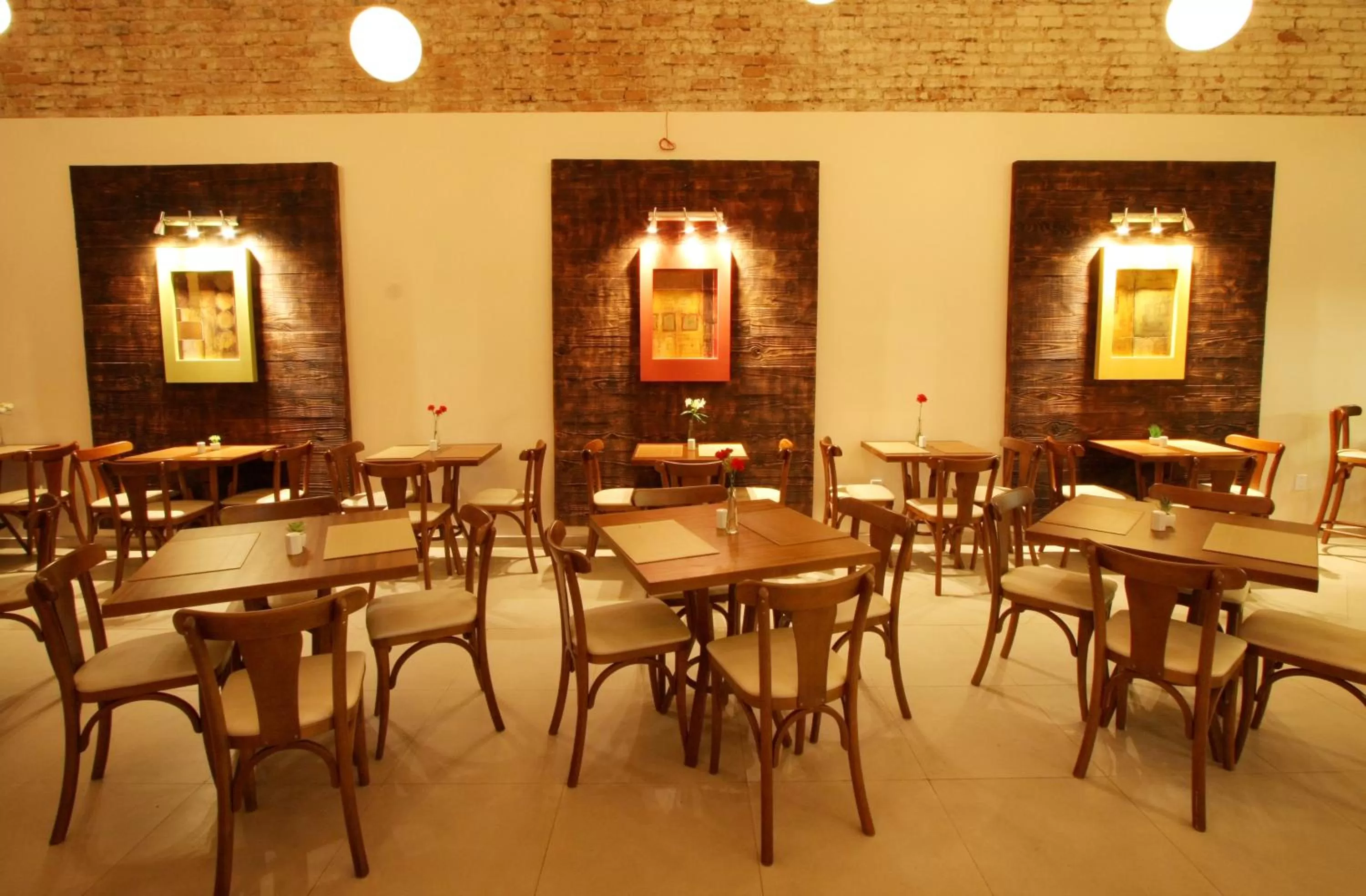 Restaurant/places to eat in Hotel Curi Executive