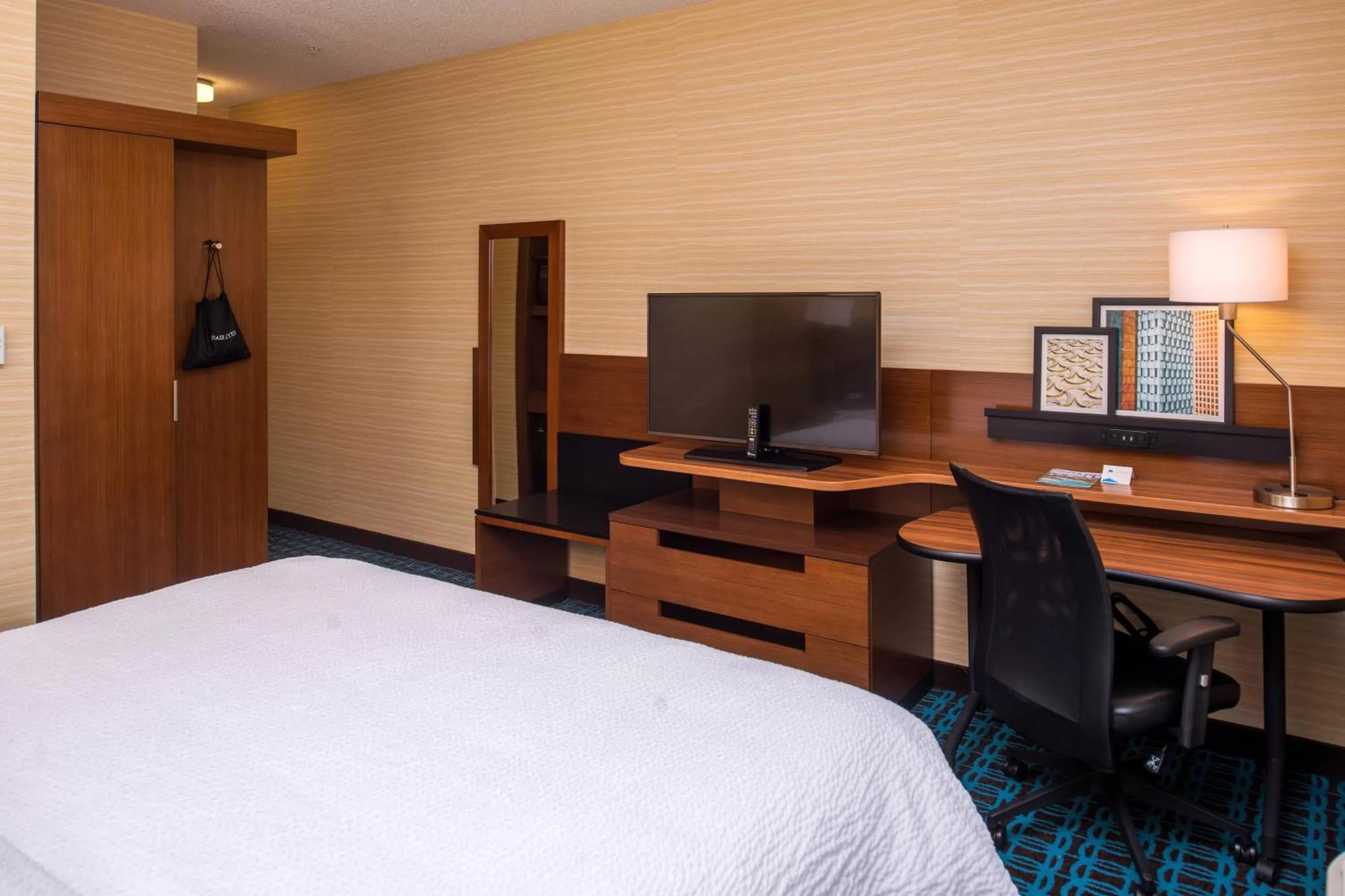 Photo of the whole room, Bed in Fairfield Inn & Suites by Marriott St. Louis Westport