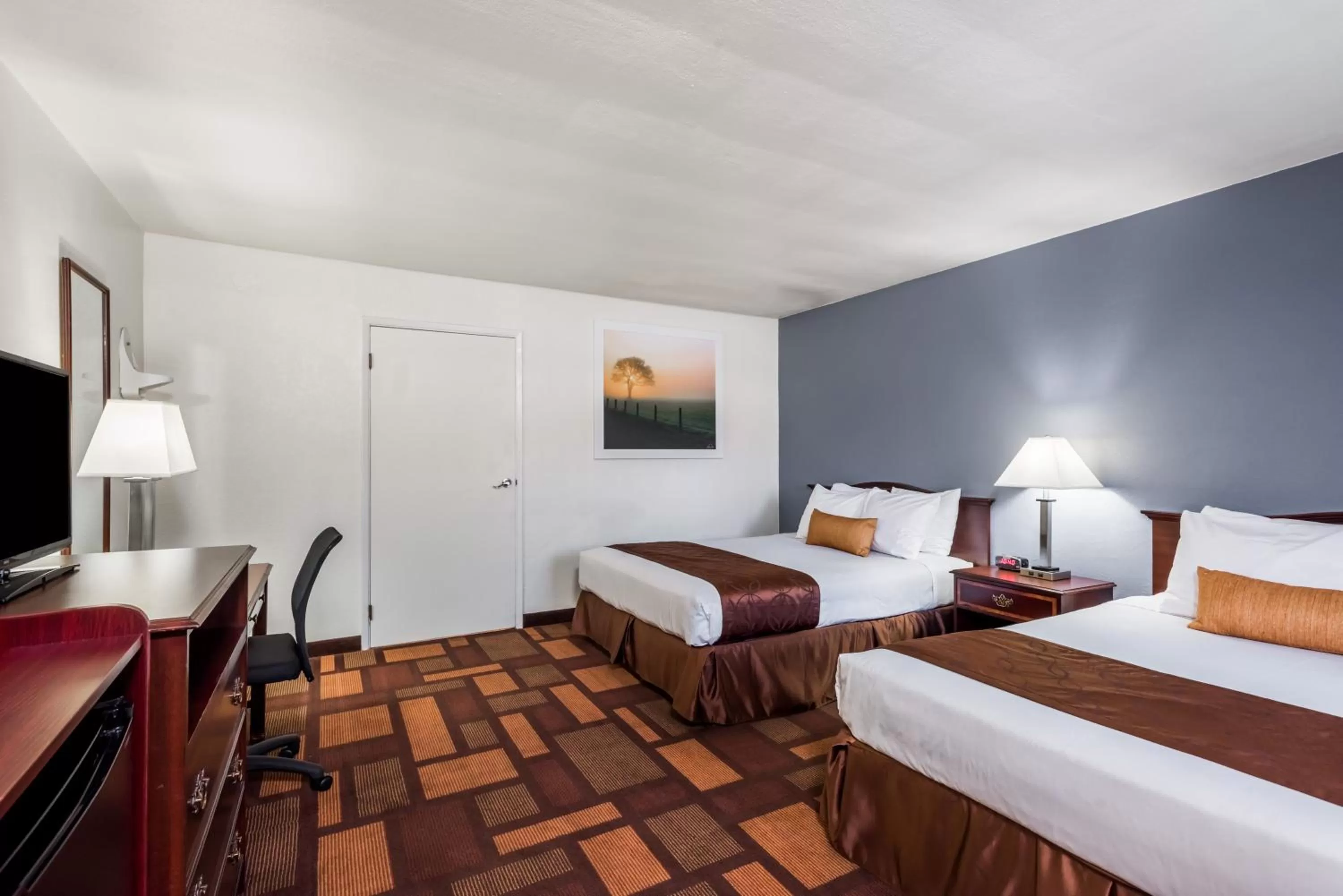 Queen Room with Two Queen Beds and Mobility/Hearing Access - Non-Smoking in Days Inn & Suites by Wyndham Lodi