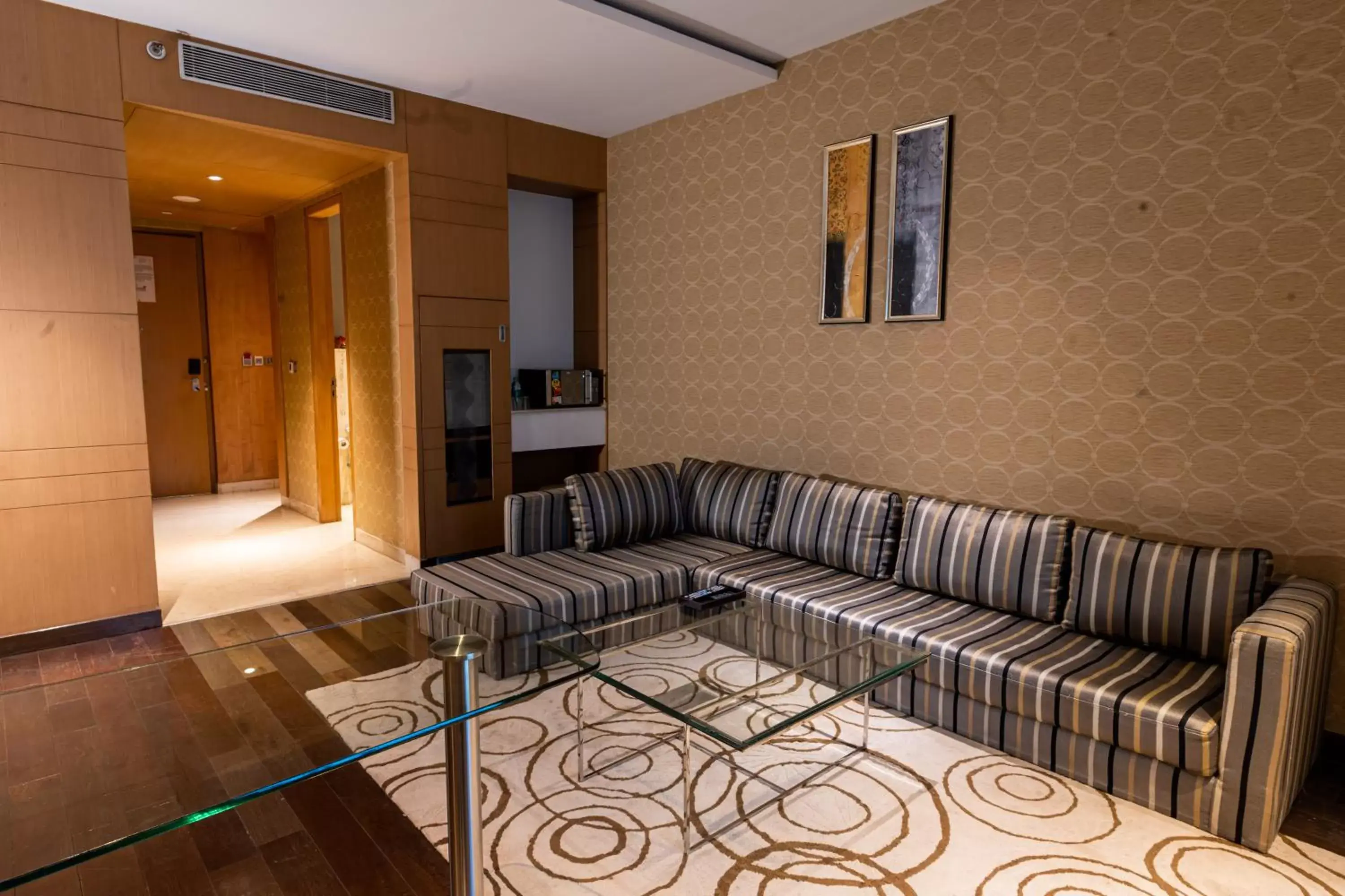 Living room, Seating Area in Crowne Plaza Greater Noida, an IHG Hotel