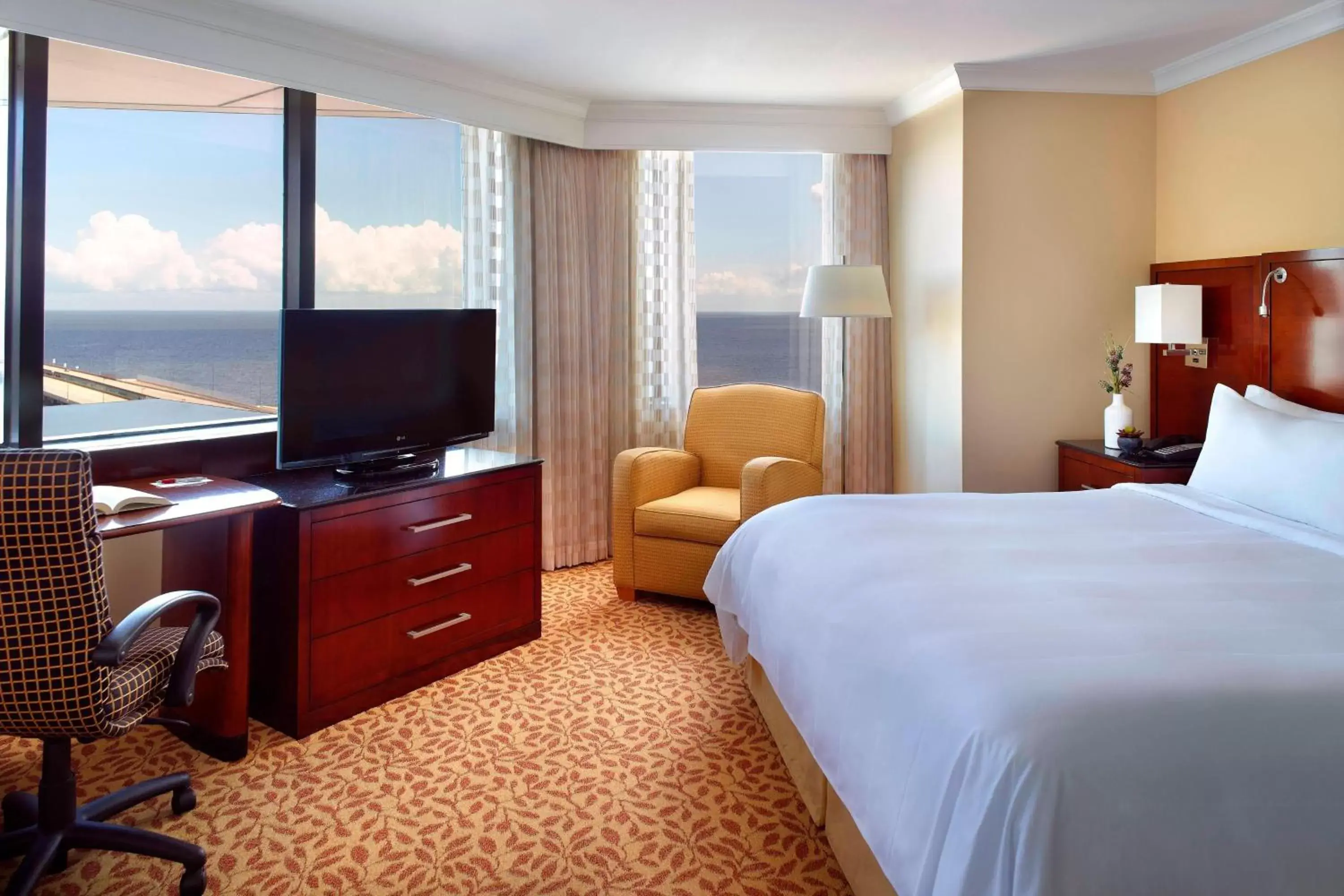 Bedroom, TV/Entertainment Center in New Orleans Marriott Metairie At Lakeway