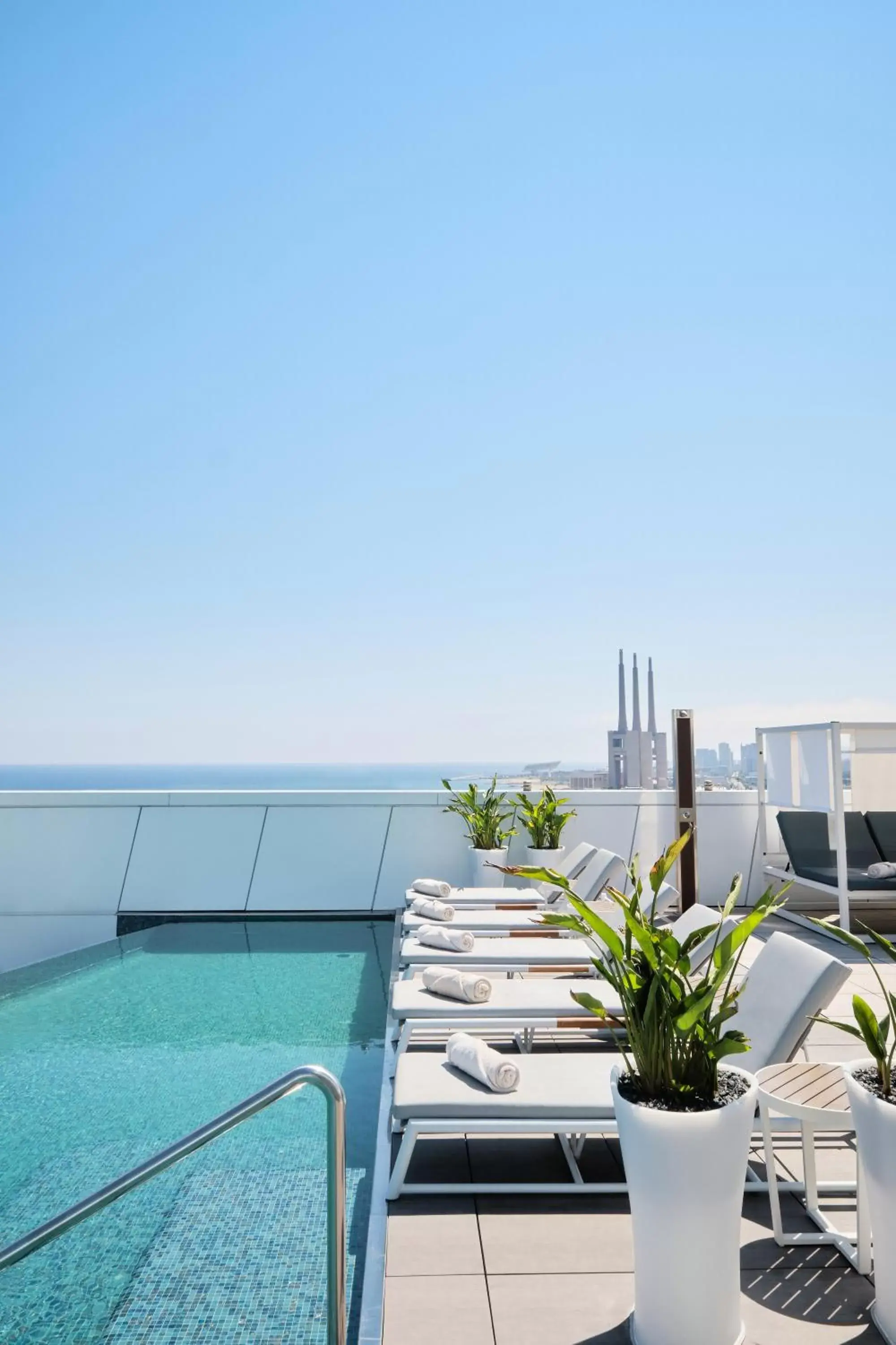 Pool view, Sea View in Hotel Marina Badalona