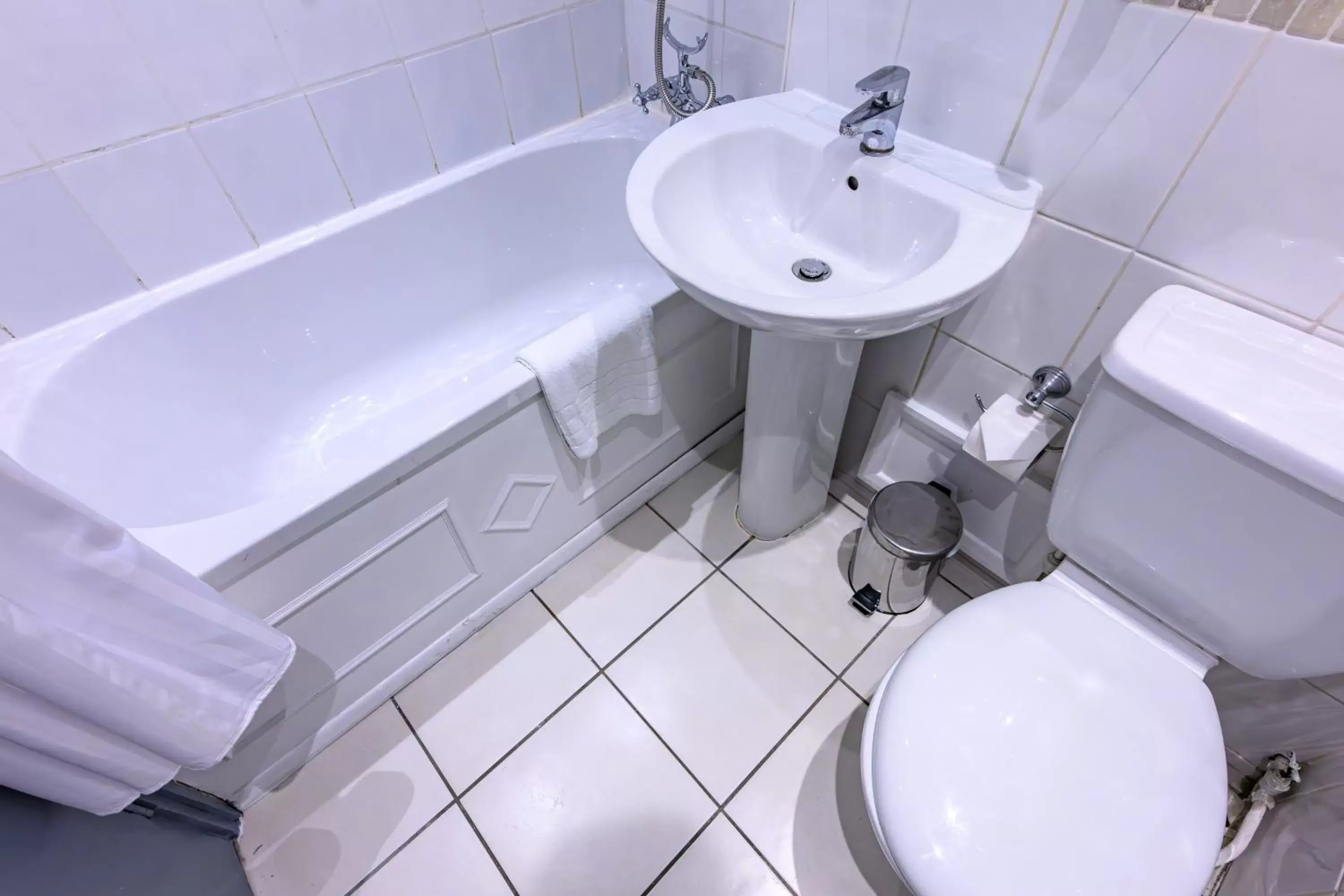 Bathroom in Kensington Court Hotel - Earls Court