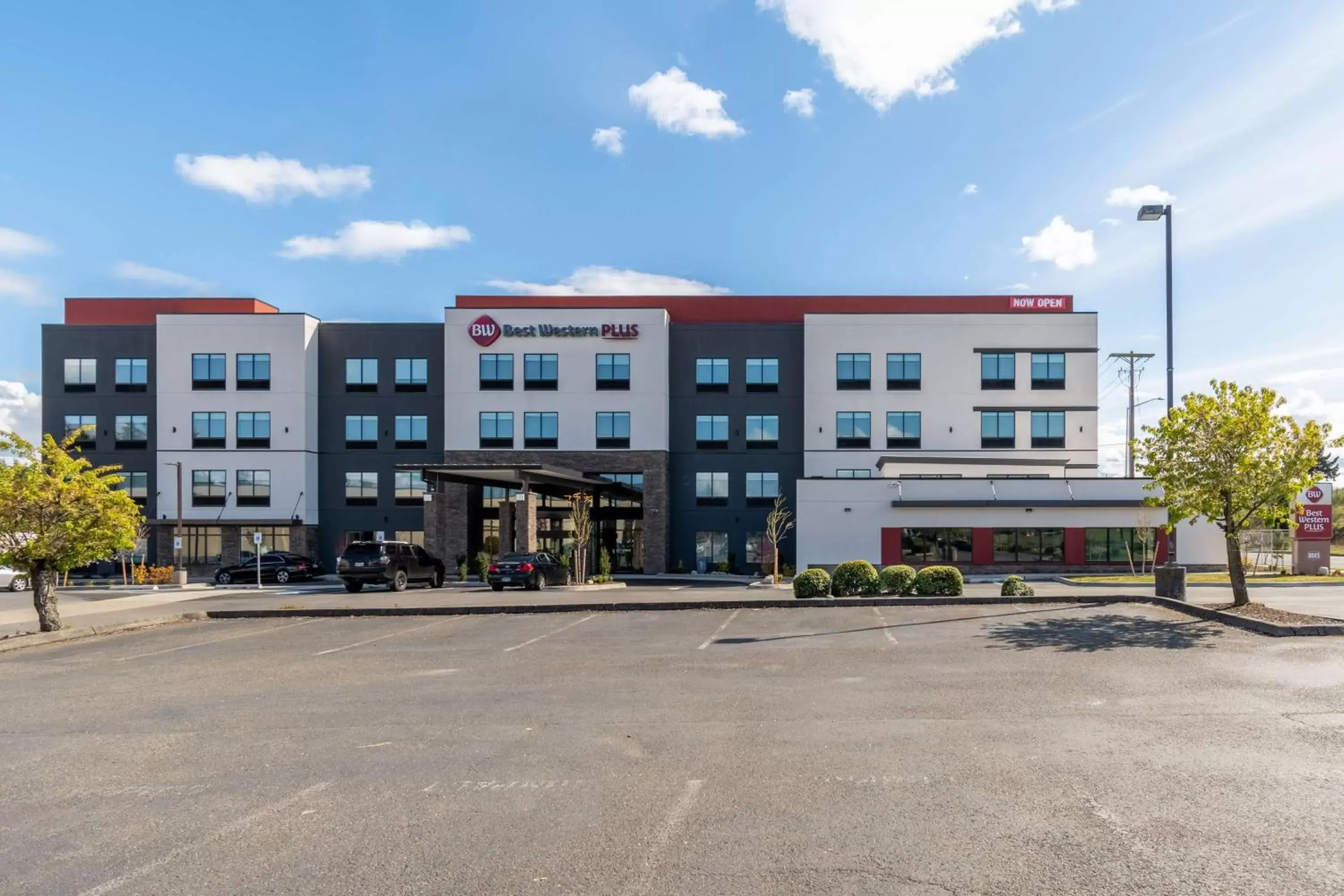 Property Building in Best Western Plus Tacoma Hotel