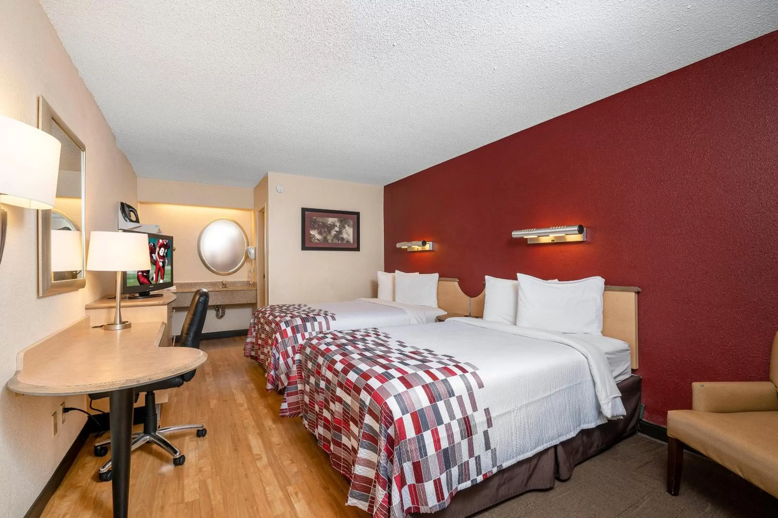 Photo of the whole room, Bed in Red Roof Inn Detroit-Rochester Hills/ Auburn Hills