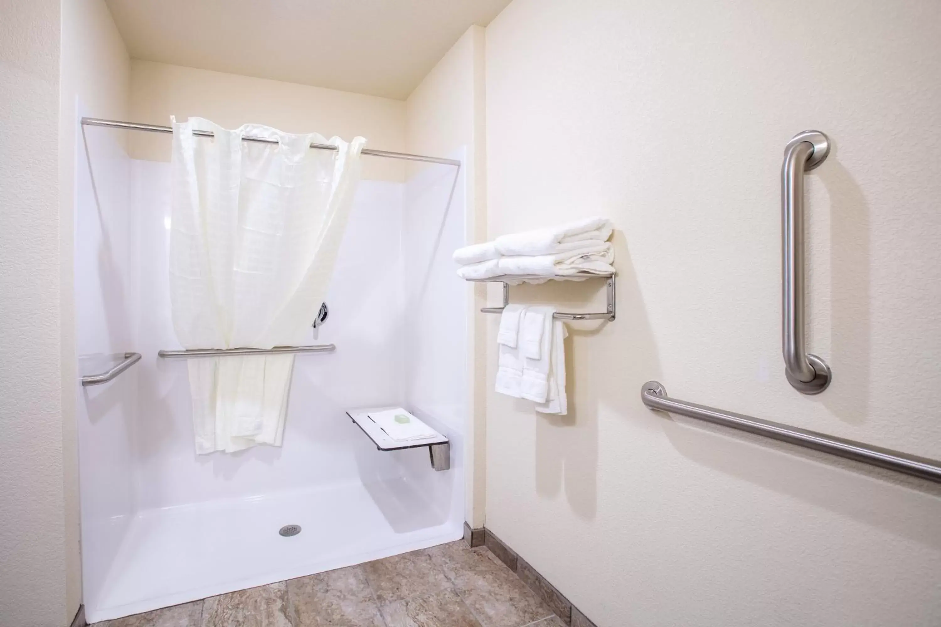 Shower, Bathroom in Cobblestone Inn & Suites - Pine Bluffs