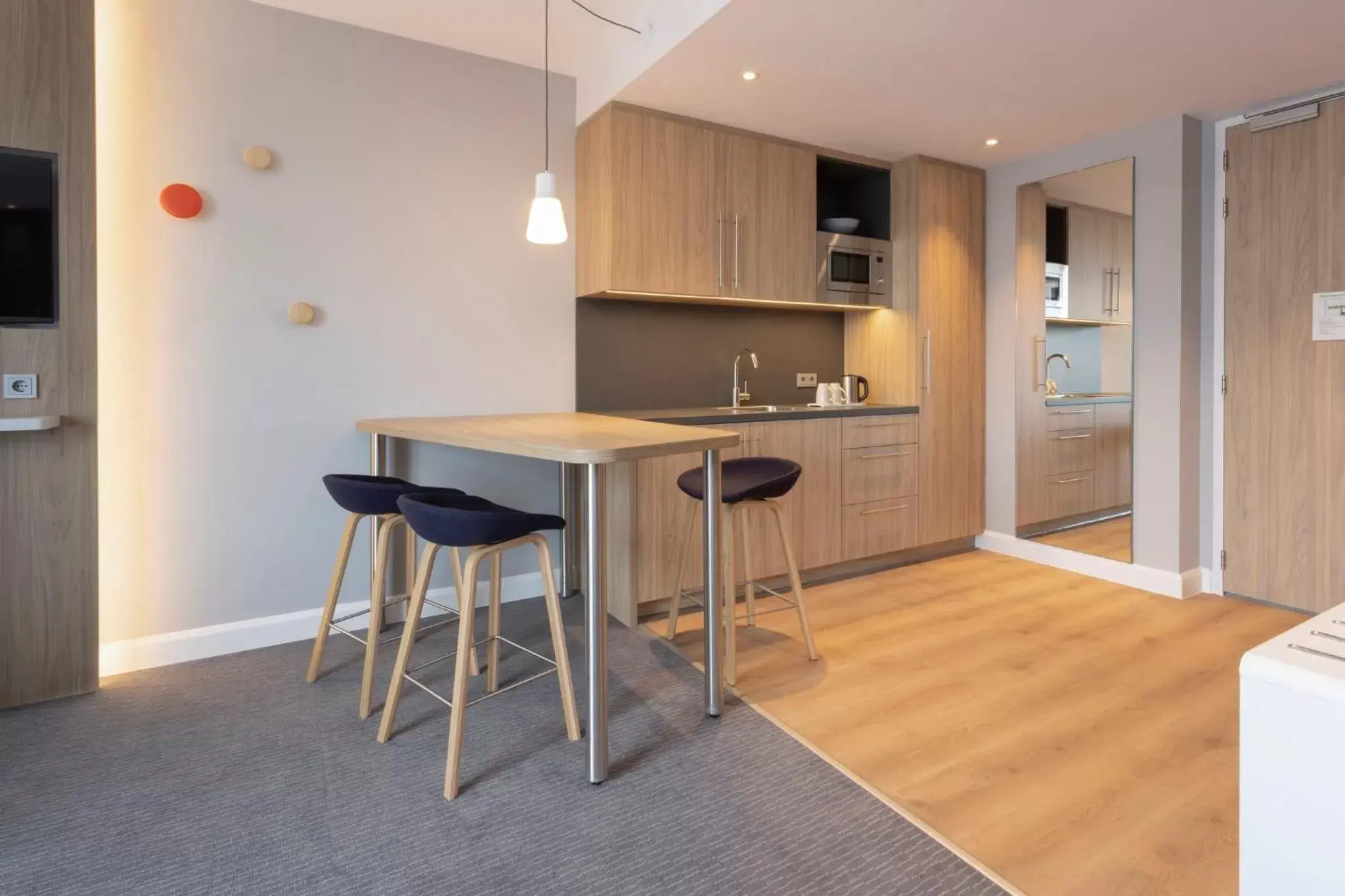 Photo of the whole room, Kitchen/Kitchenette in Holiday Inn Express & Suites - Deventer, an IHG Hotel