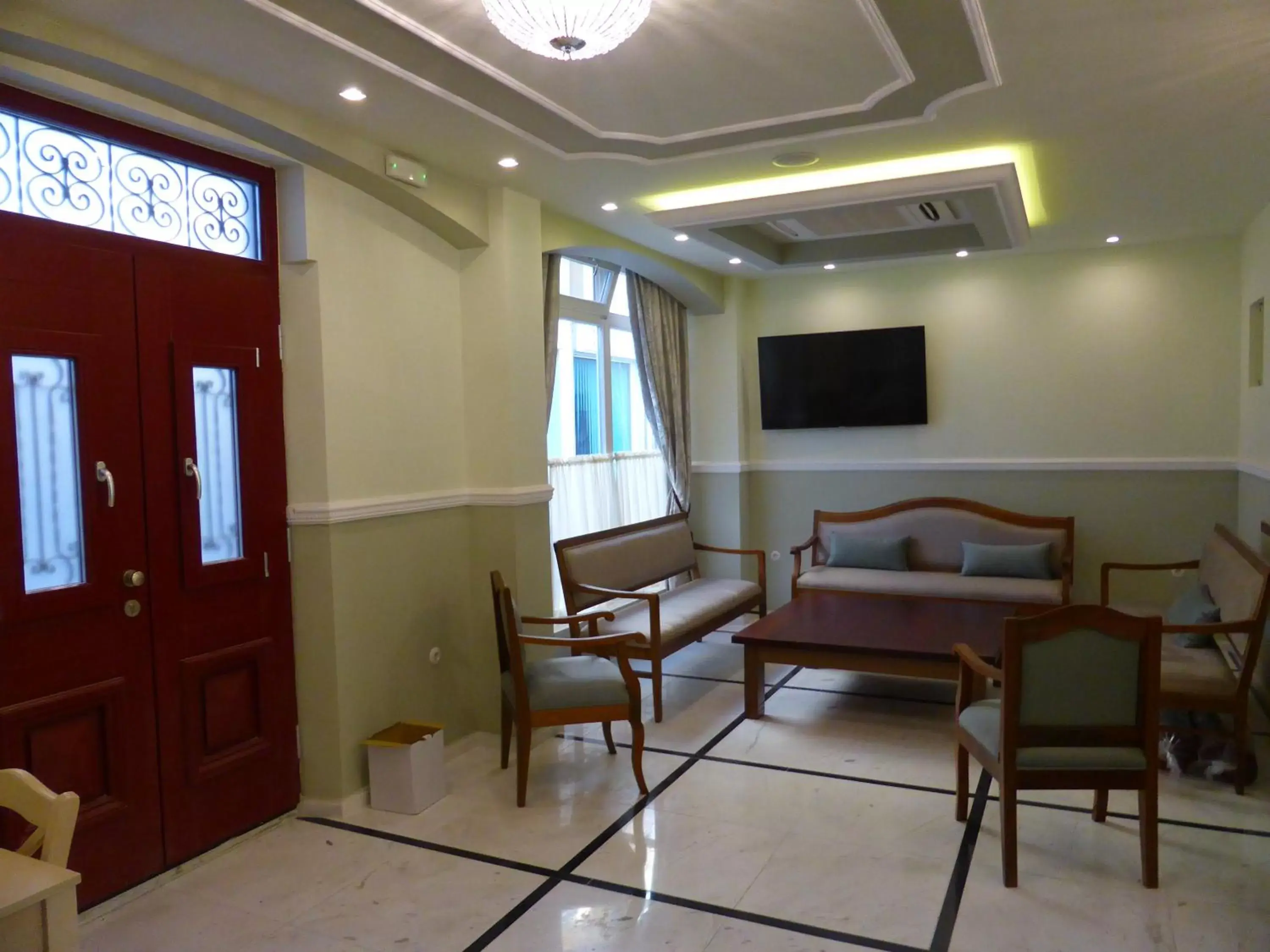 Communal lounge/ TV room, Seating Area in HOTEL TSARSI