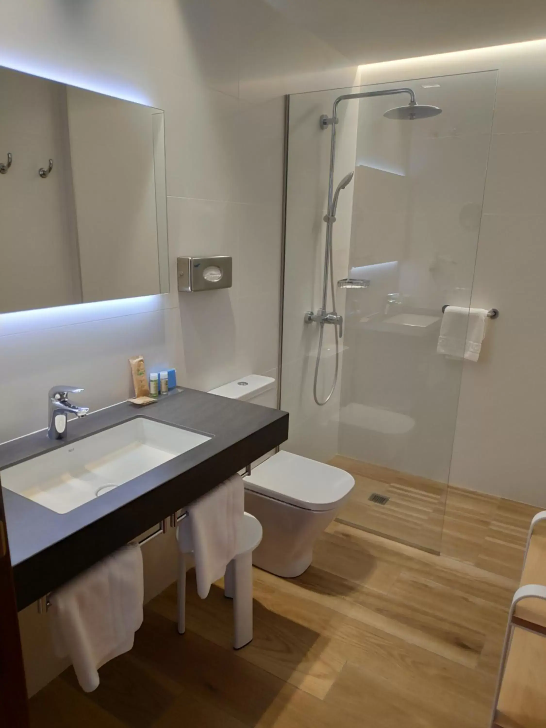 Bathroom in Ibis Styles Figueres Ronda