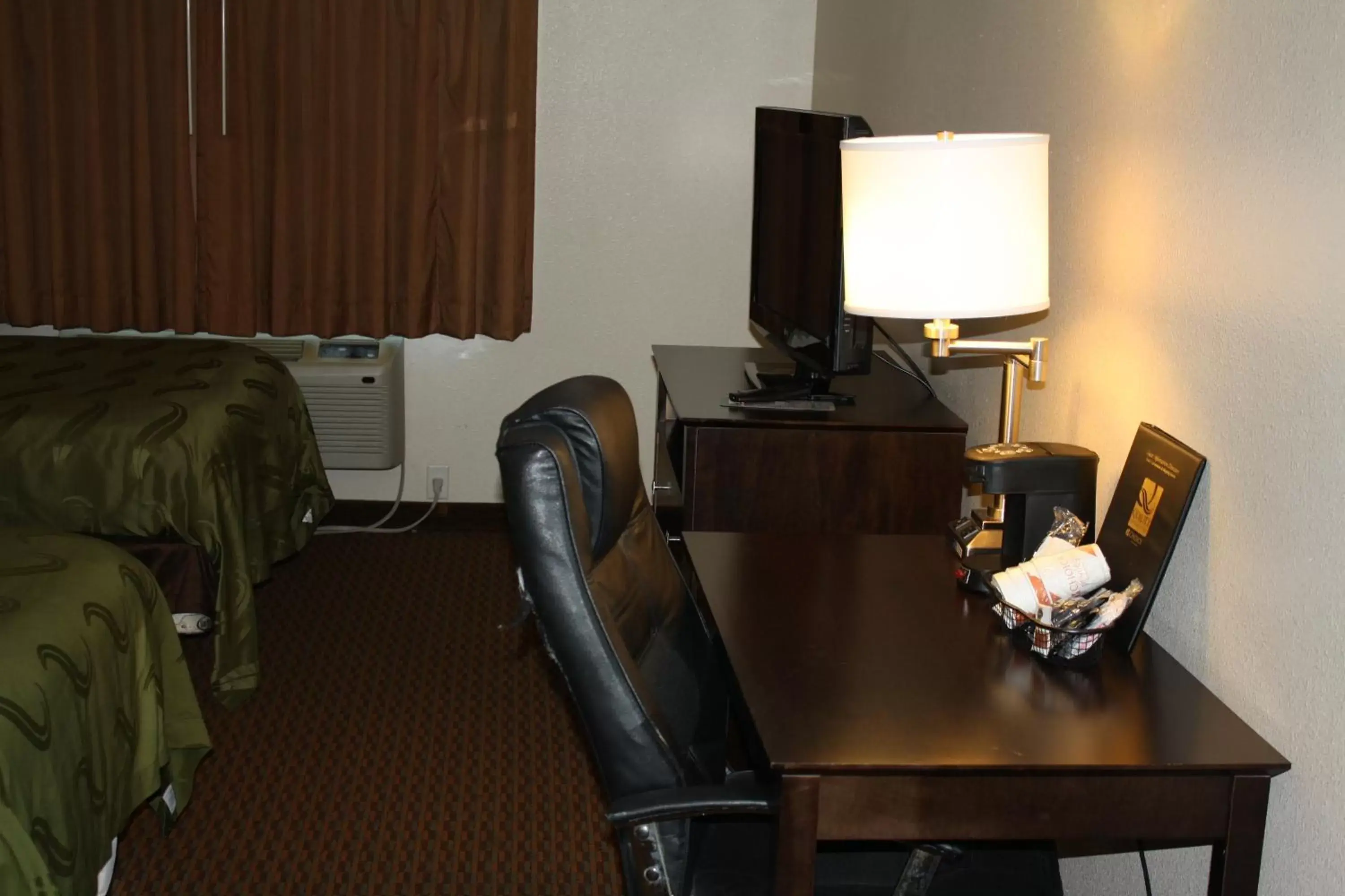 hair dresser, TV/Entertainment Center in Quality Inn & Suites Wichita Falls I-44