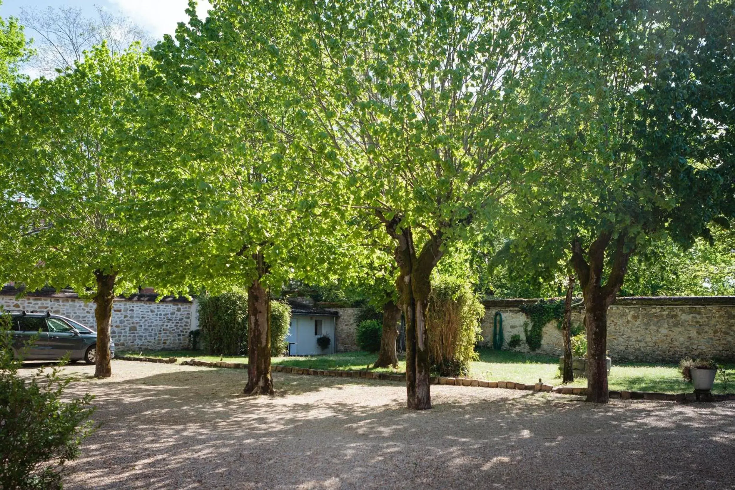 On site, Property Building in The Originals Boutique, Hôtel Victoria, Fontainebleau