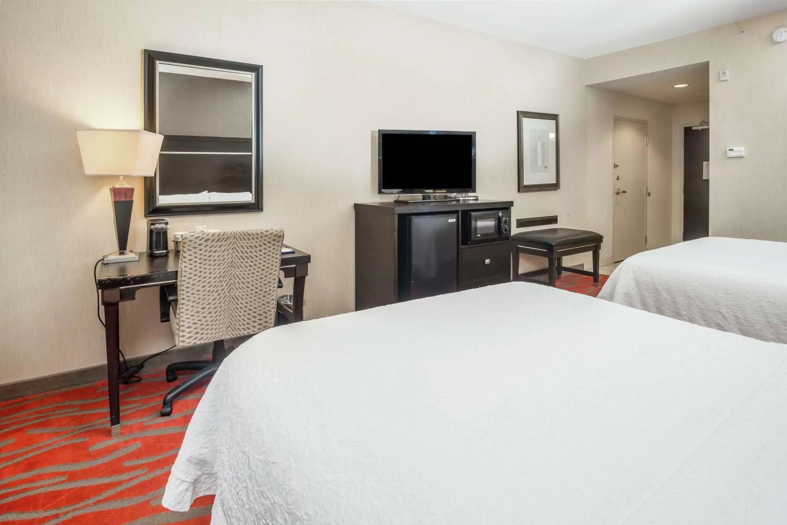 Bedroom, TV/Entertainment Center in Hampton Inn and Suites Tulsa/Catoosa