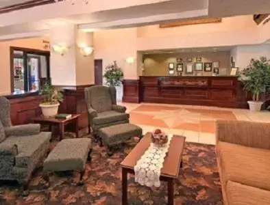 Communal lounge/ TV room, Lobby/Reception in Prime Inn & Suites Poteau