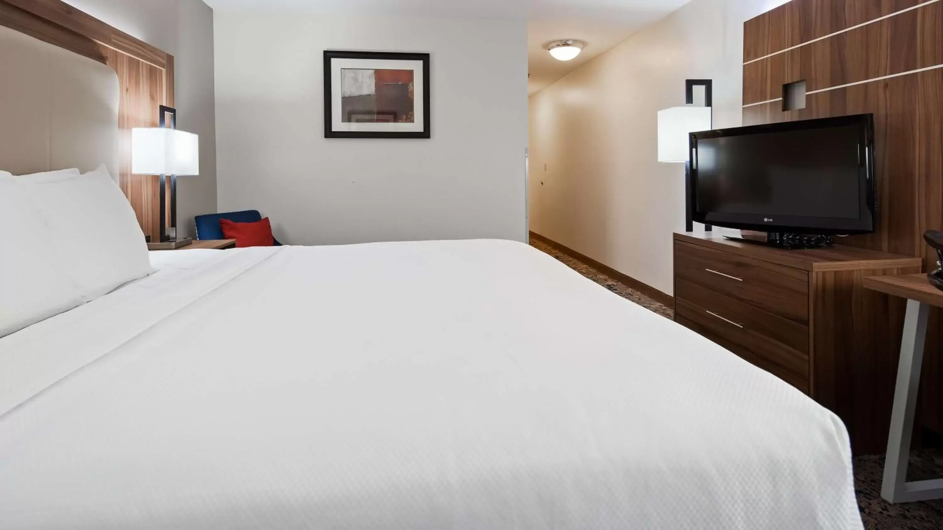 Photo of the whole room, Bed in Best Western Plus Kansas City Airport - KCI East