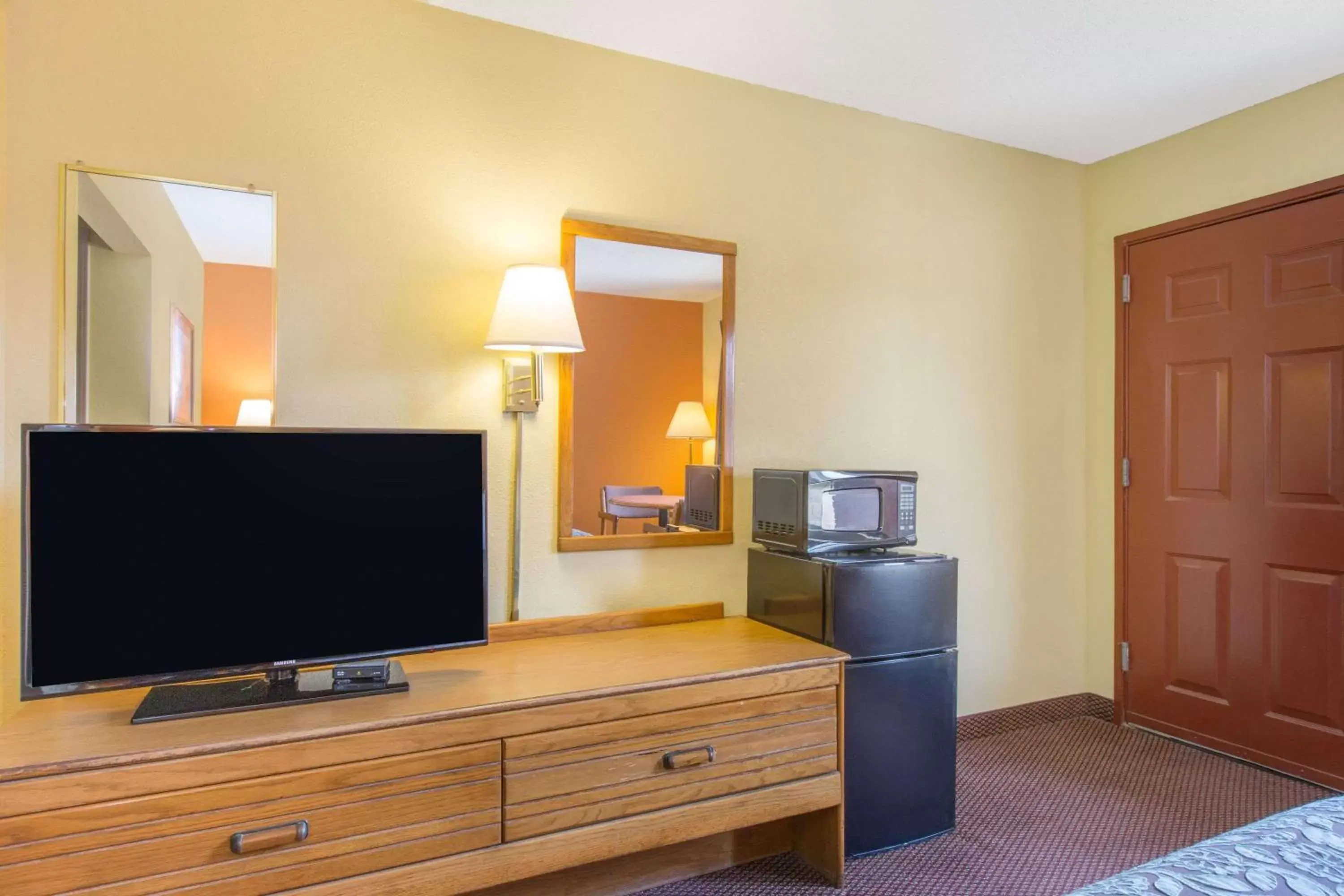 Photo of the whole room, TV/Entertainment Center in Days Inn by Wyndham Childersburg