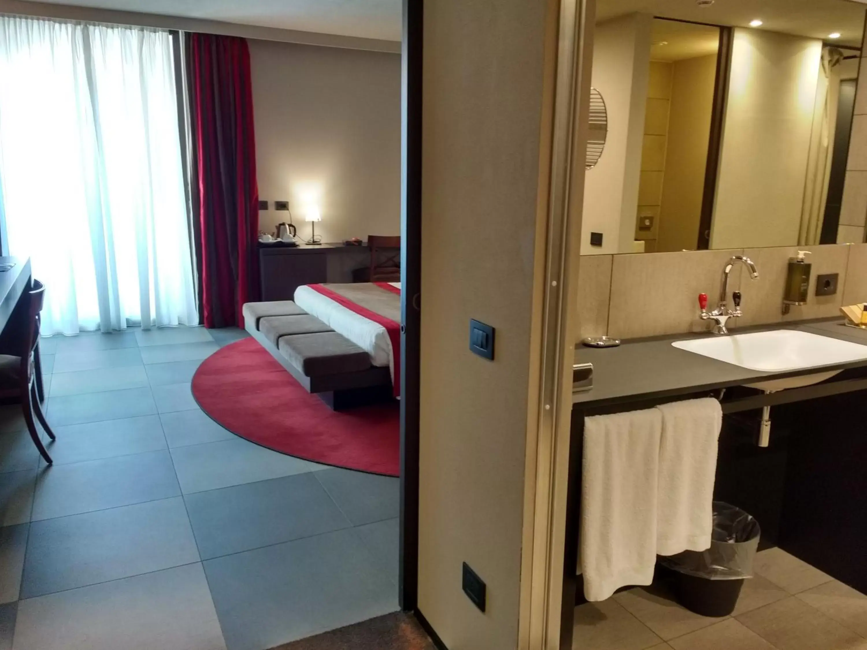Bedroom, Bathroom in iH Hotels Milano Ambasciatori