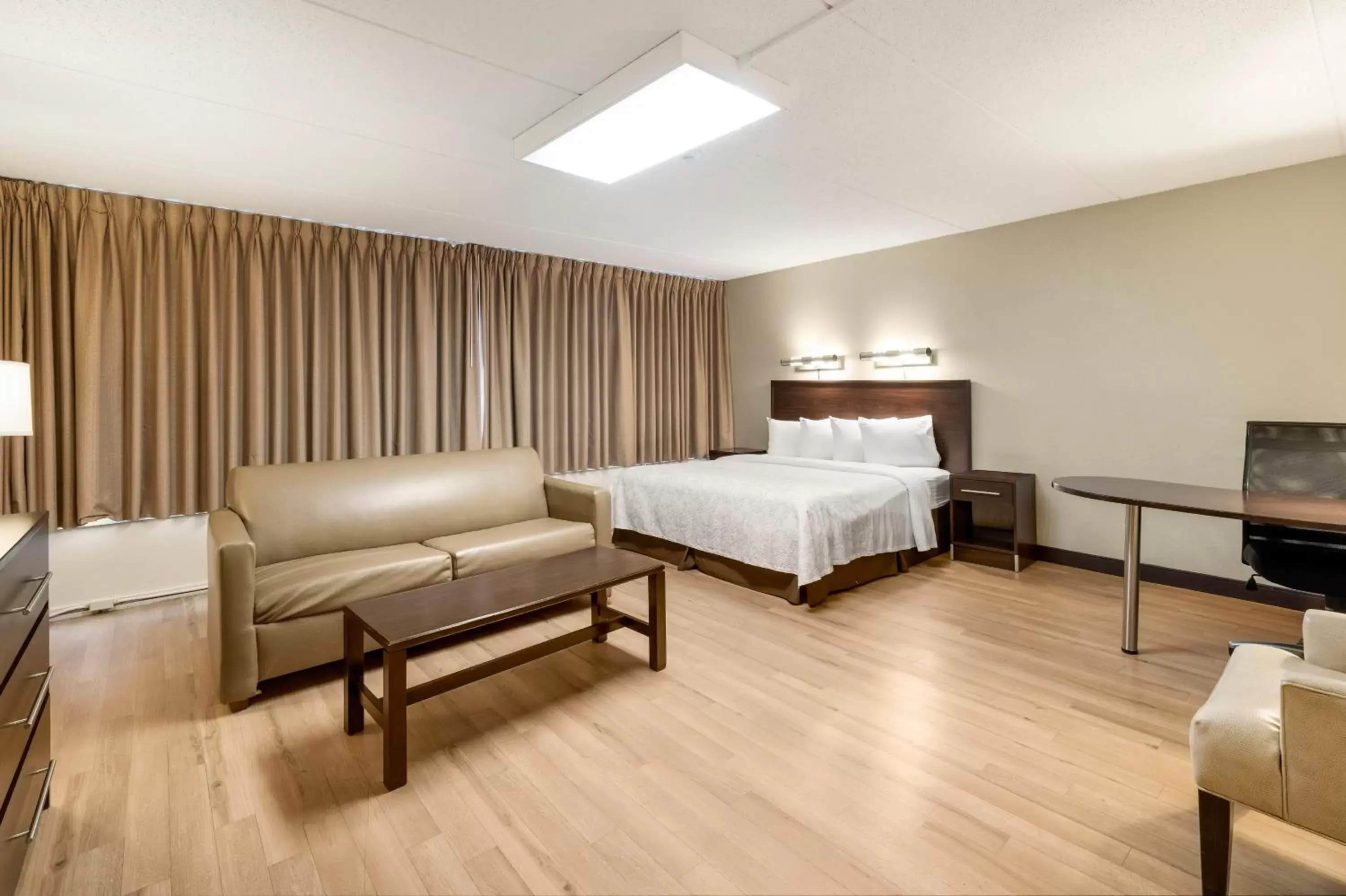 Photo of the whole room, Bed in Red Roof Inn PLUS+ Boston - Woburn/ Burlington