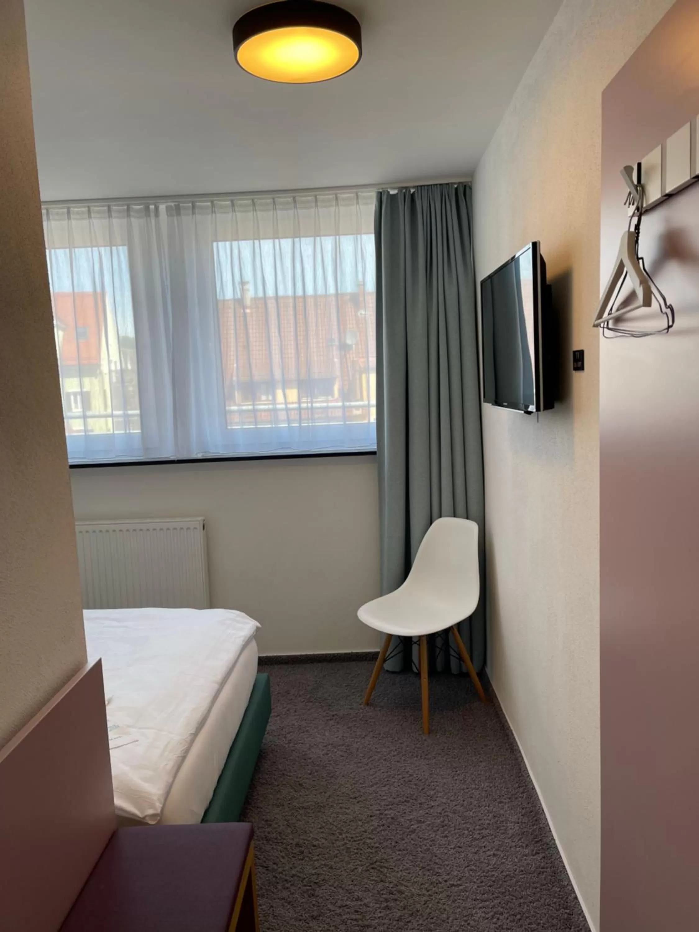 Photo of the whole room, Bed in Ulmer Münster Hotel