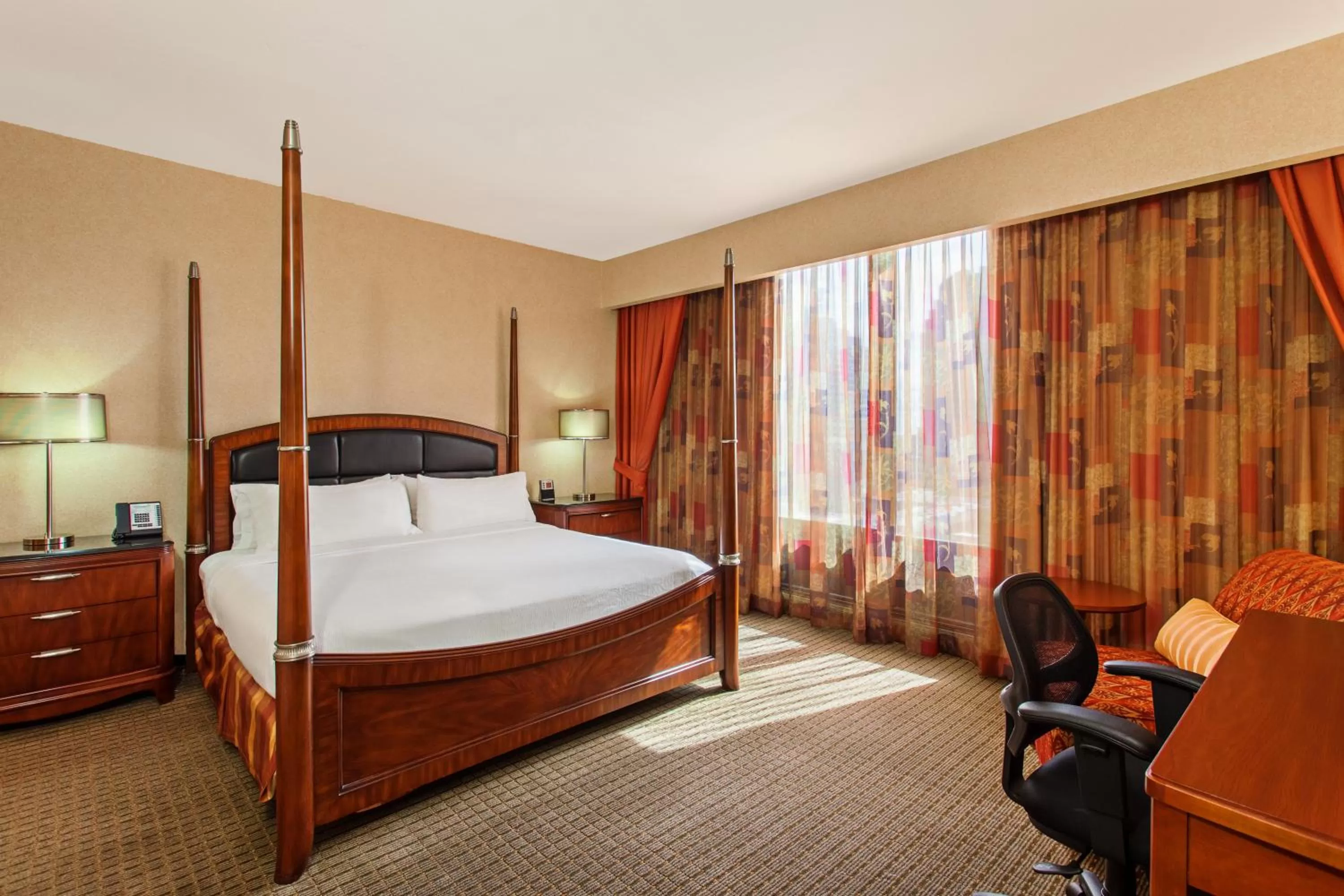 Photo of the whole room, Bed in Holiday Inn Sacramento Downtown-Arena by IHG
