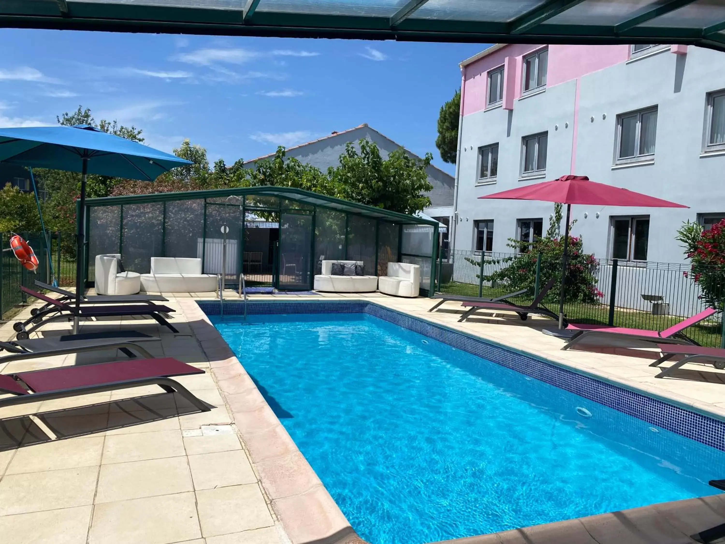 Property building, Swimming Pool in Kyriad Montpellier Aéroport - Gare Sud de France