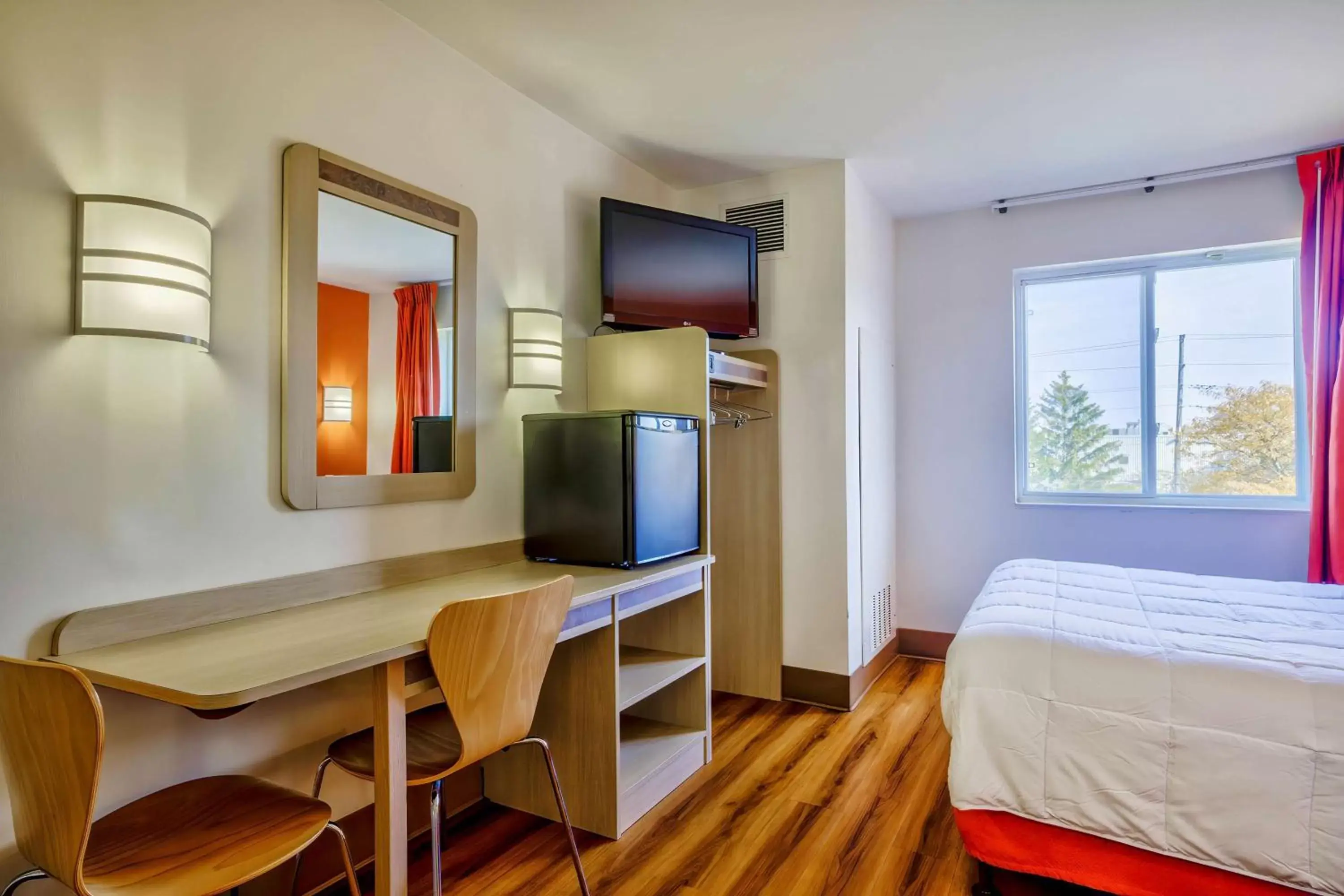 Bedroom, TV/Entertainment Center in Motel 6-Burlington, ON - Toronto West - Oakville