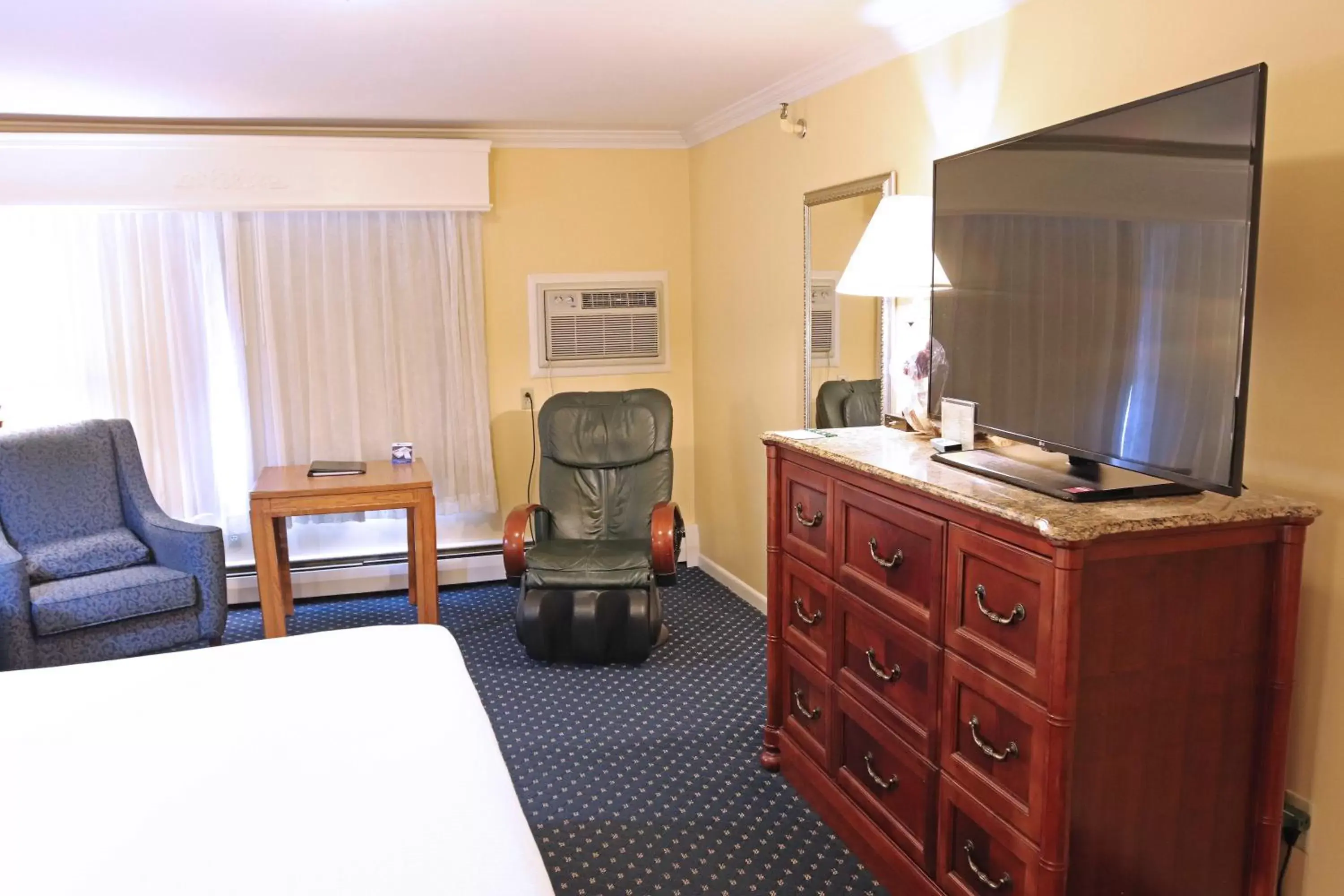 Seating area, TV/Entertainment Center in Best Western White House Inn