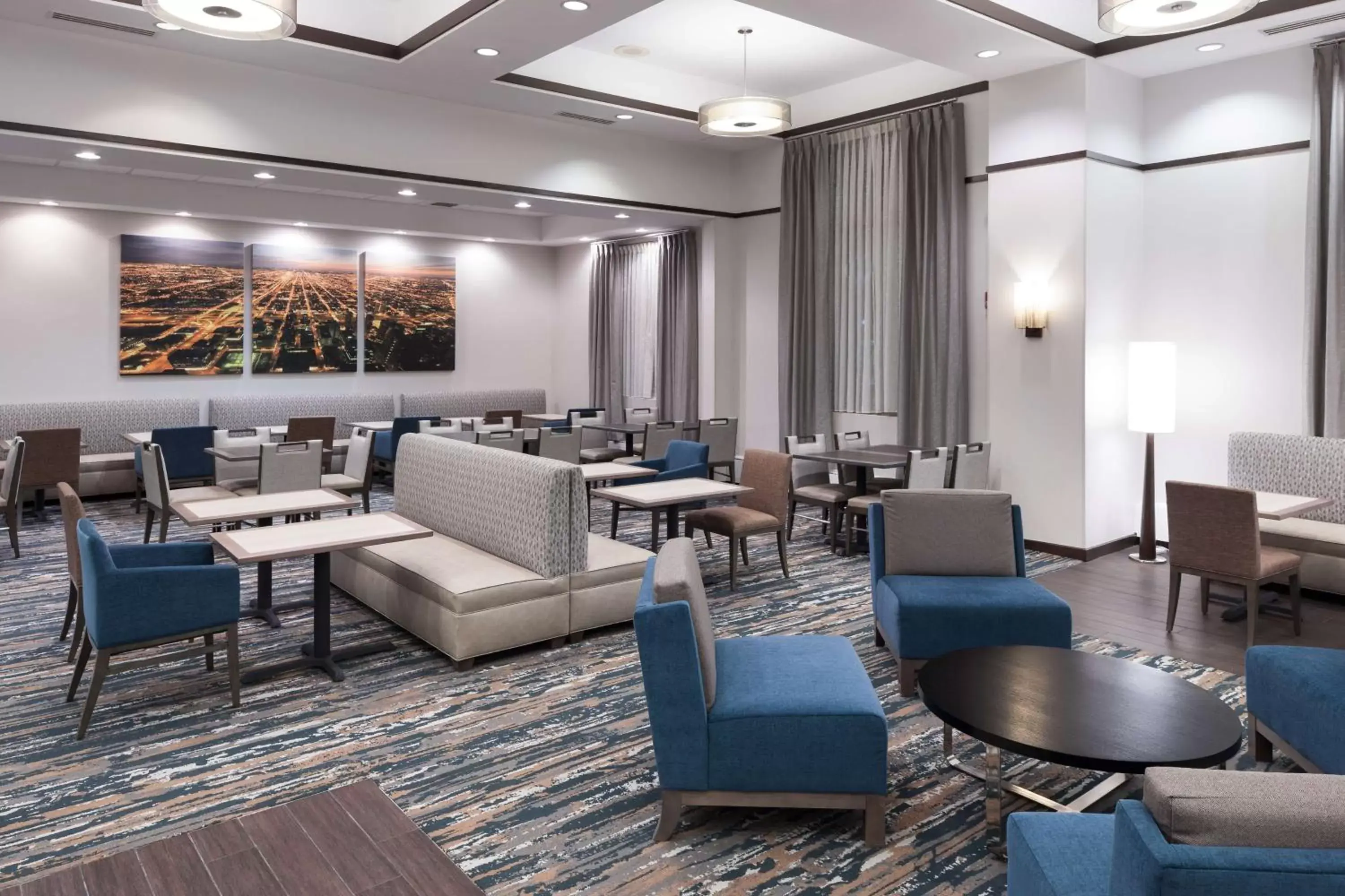 Lobby or reception in Hampton Inn & Suites Chicago North Shore