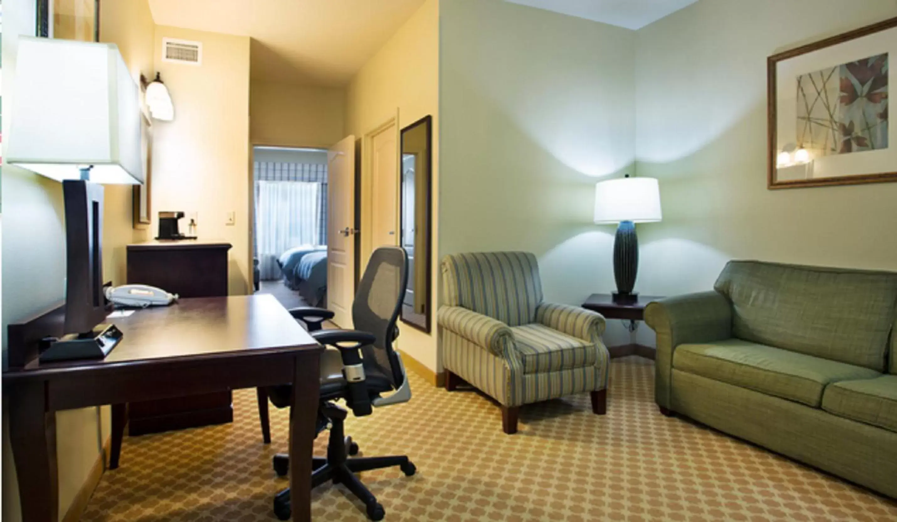 Living room, Seating Area in Country Inn & Suites by Radisson, Pineville, LA