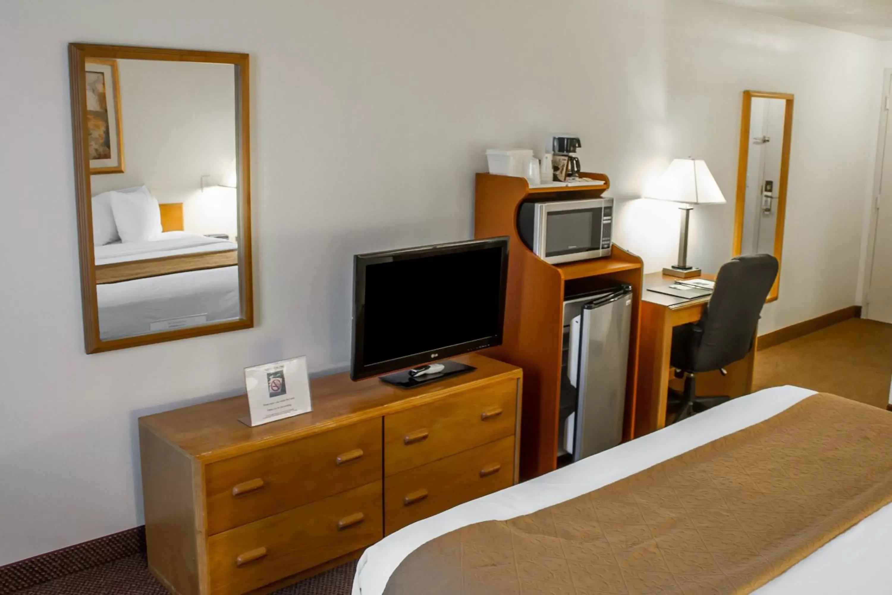 King Room - Non-Smoking in Quality Inn & Suites Longview Kelso