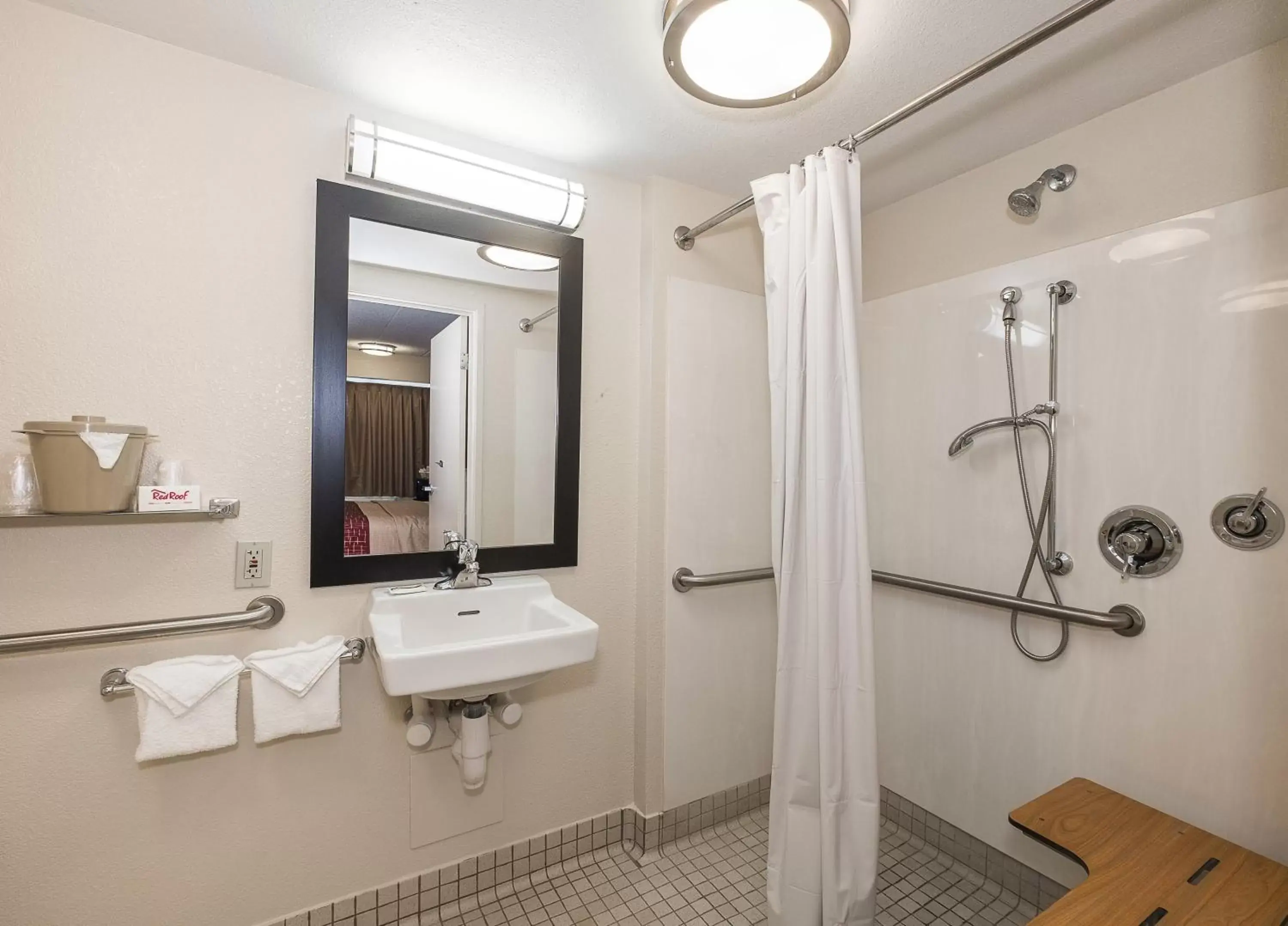 Shower, Bathroom in Red Roof Inn San Antonio Airport
