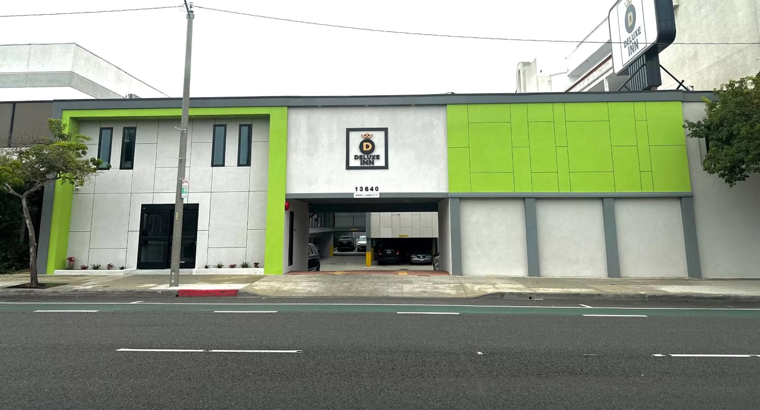 Property building in Deluxe Inn Hawthorne/ LAX